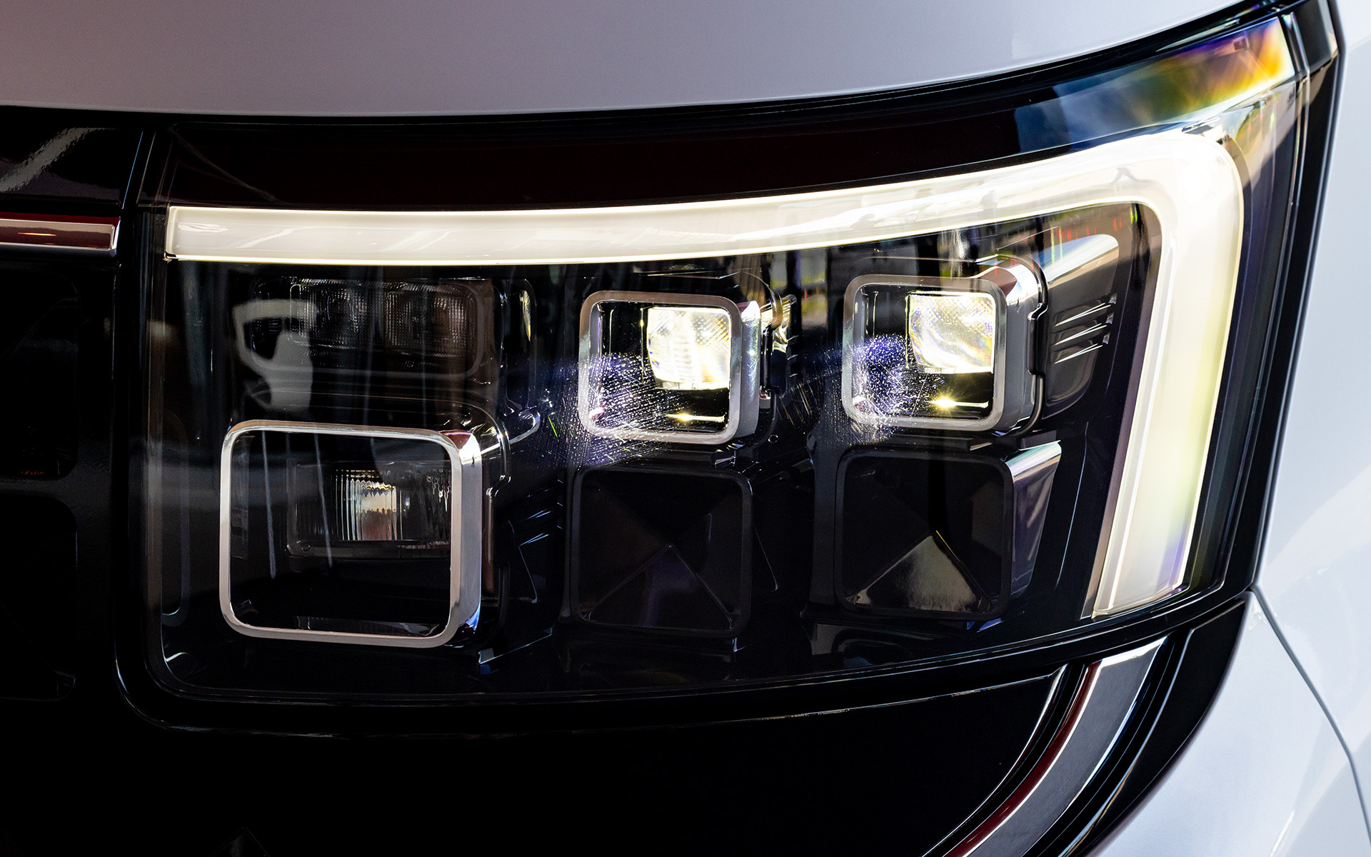 小さな四角2つがロービーム