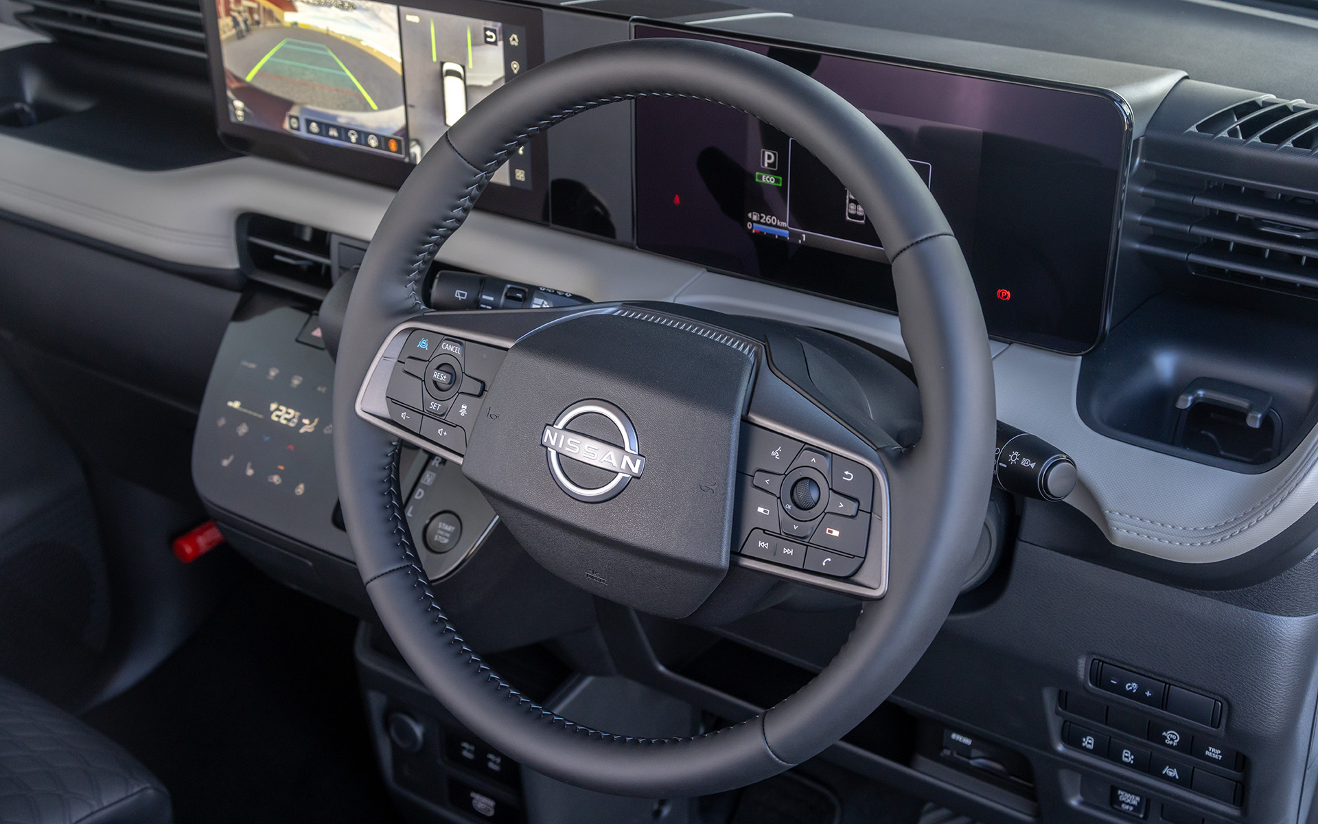 ステアリング左スポーク部にプロパイロット関連のスイッチを配置