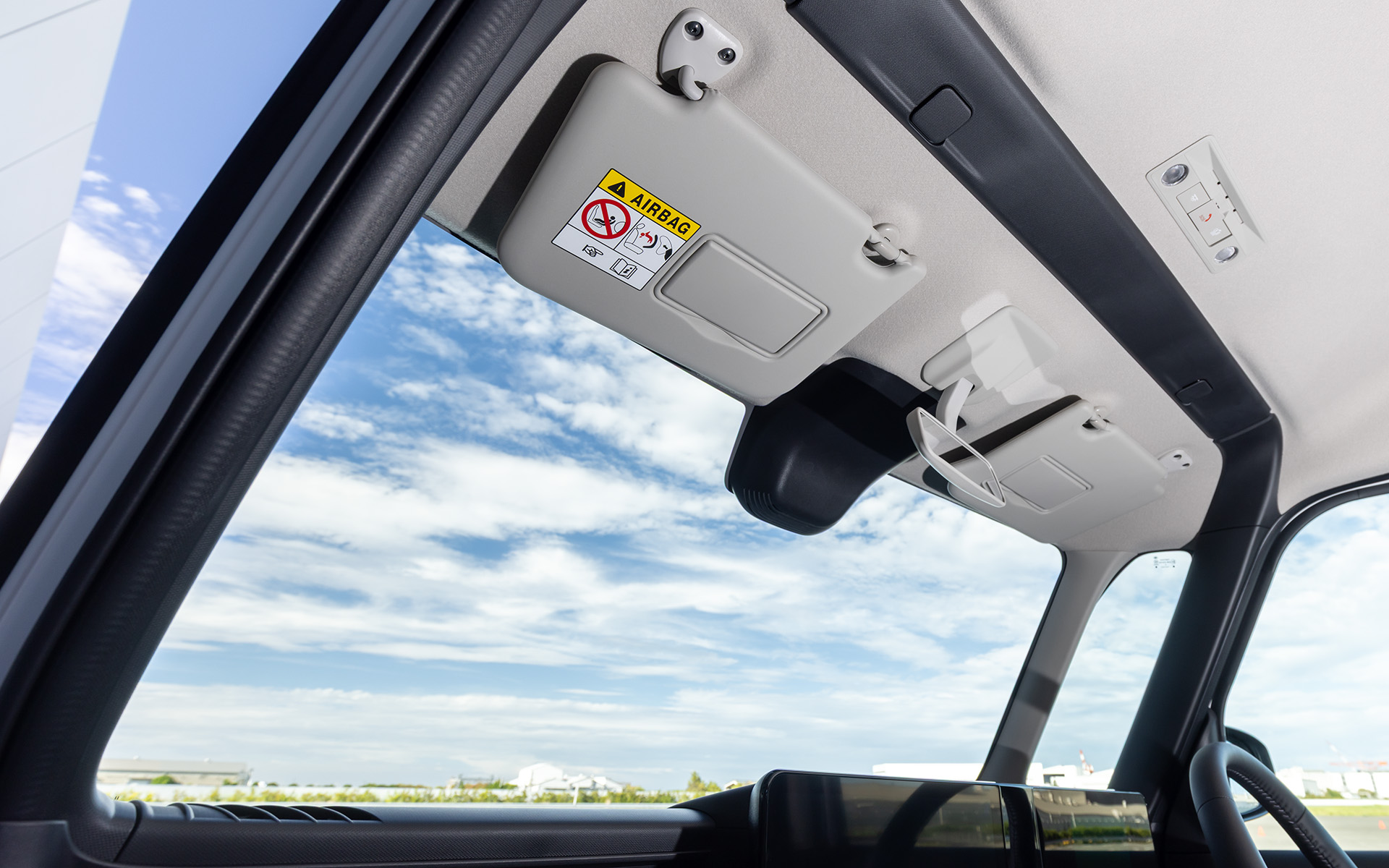 インパネからAピラー、ルーフ部にぐるりとアクセントが入っている