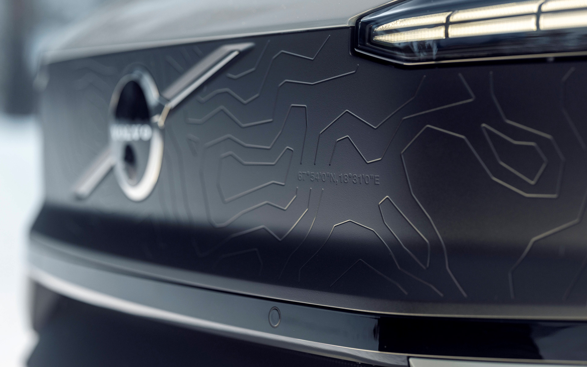 エクステリアではスウェーデンの北極圏にあるケブネカイセ山脈の地形図からインスピレーションを受けたユニークなアートワークなどが描かれる