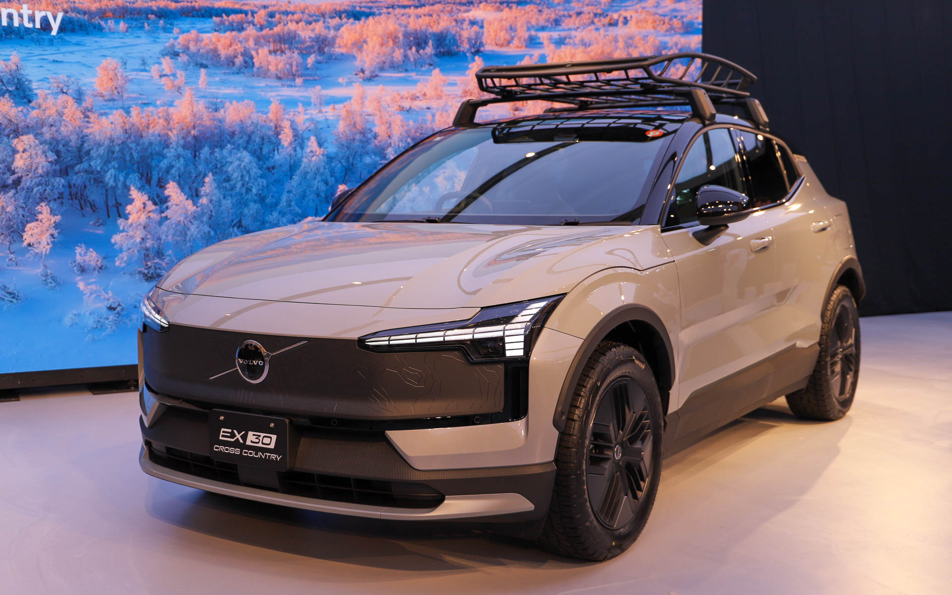 EX30 クロスカントリー。ボディサイズは4235×1850×1565mm（全長×全幅×全高）。通常のEX30と比べて全長は変わらないものの、全幅が15mm広がり、全高も15mm高くなっている。撮影車両はアクセサリーのロードキャリア（ウイングタイプ）、ルーフバスケットを装着