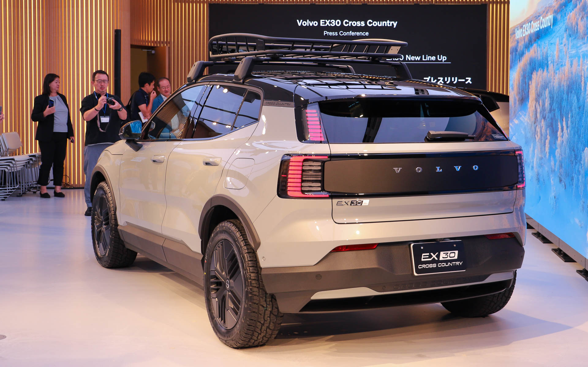 EX30 クロスカントリー。ボディサイズは4235×1850×1565mm（全長×全幅×全高）。通常のEX30と比べて全長は変わらないものの、全幅が15mm広がり、全高も15mm高くなっている。撮影車両はアクセサリーのロードキャリア（ウイングタイプ）、ルーフバスケットを装着