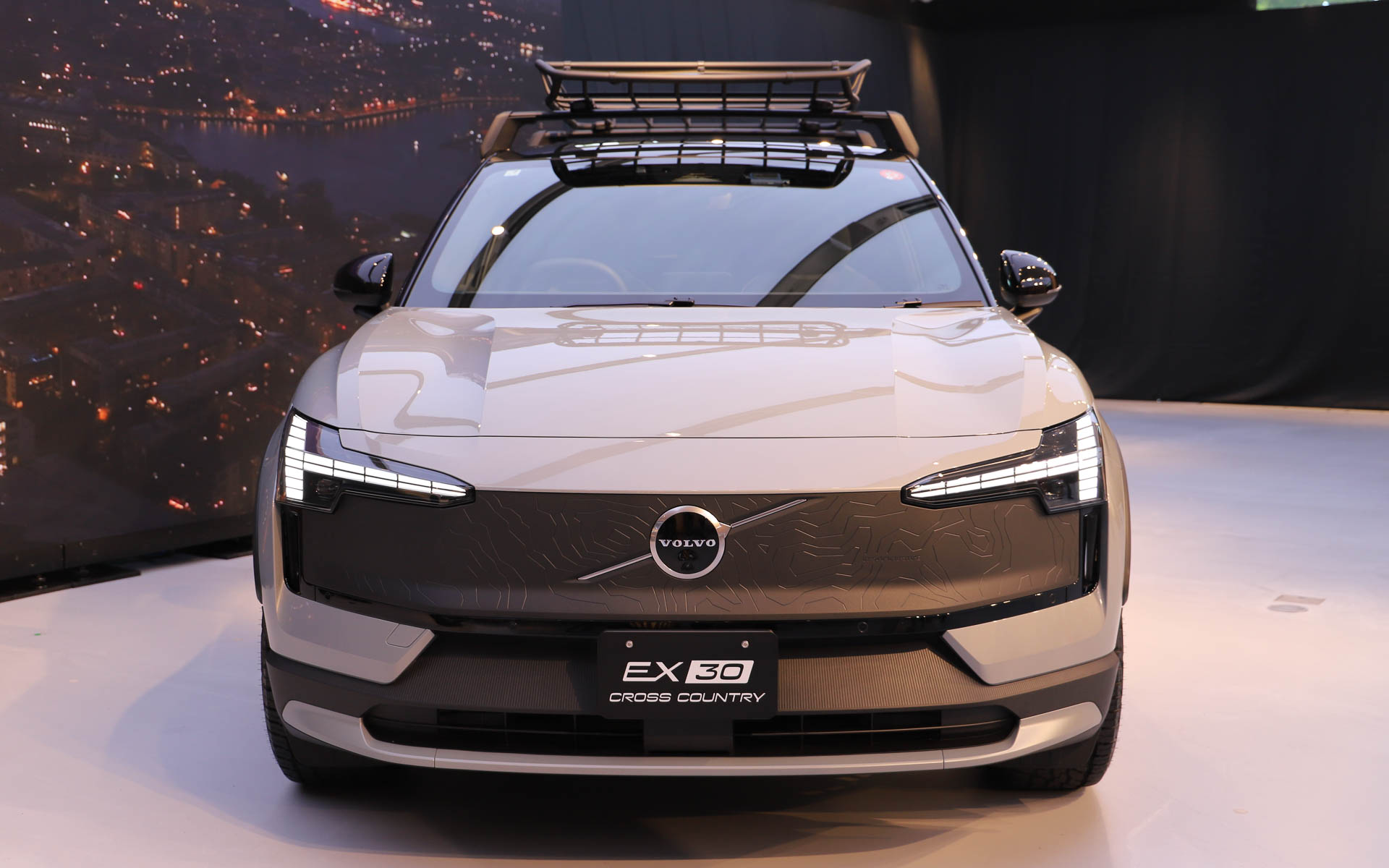 フロントマスクとテールゲートがマットブラック仕上げとなった