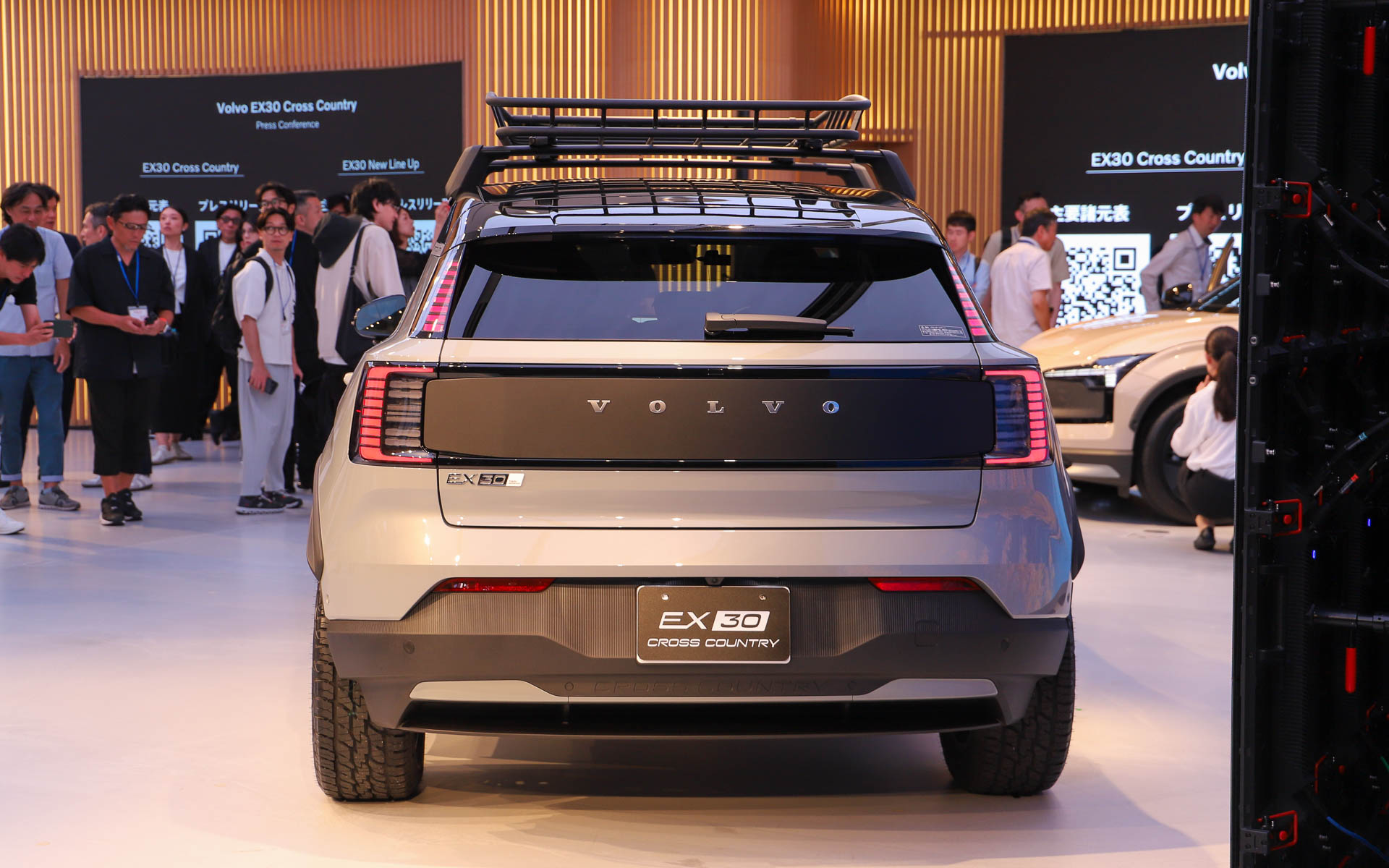 フロントマスクとテールゲートがマットブラック仕上げとなった