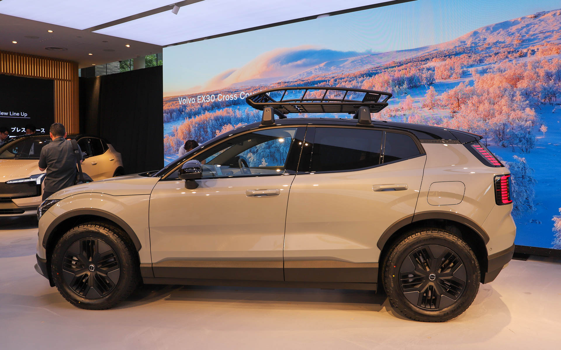 助手席側リアフェンダーに充電口を配置