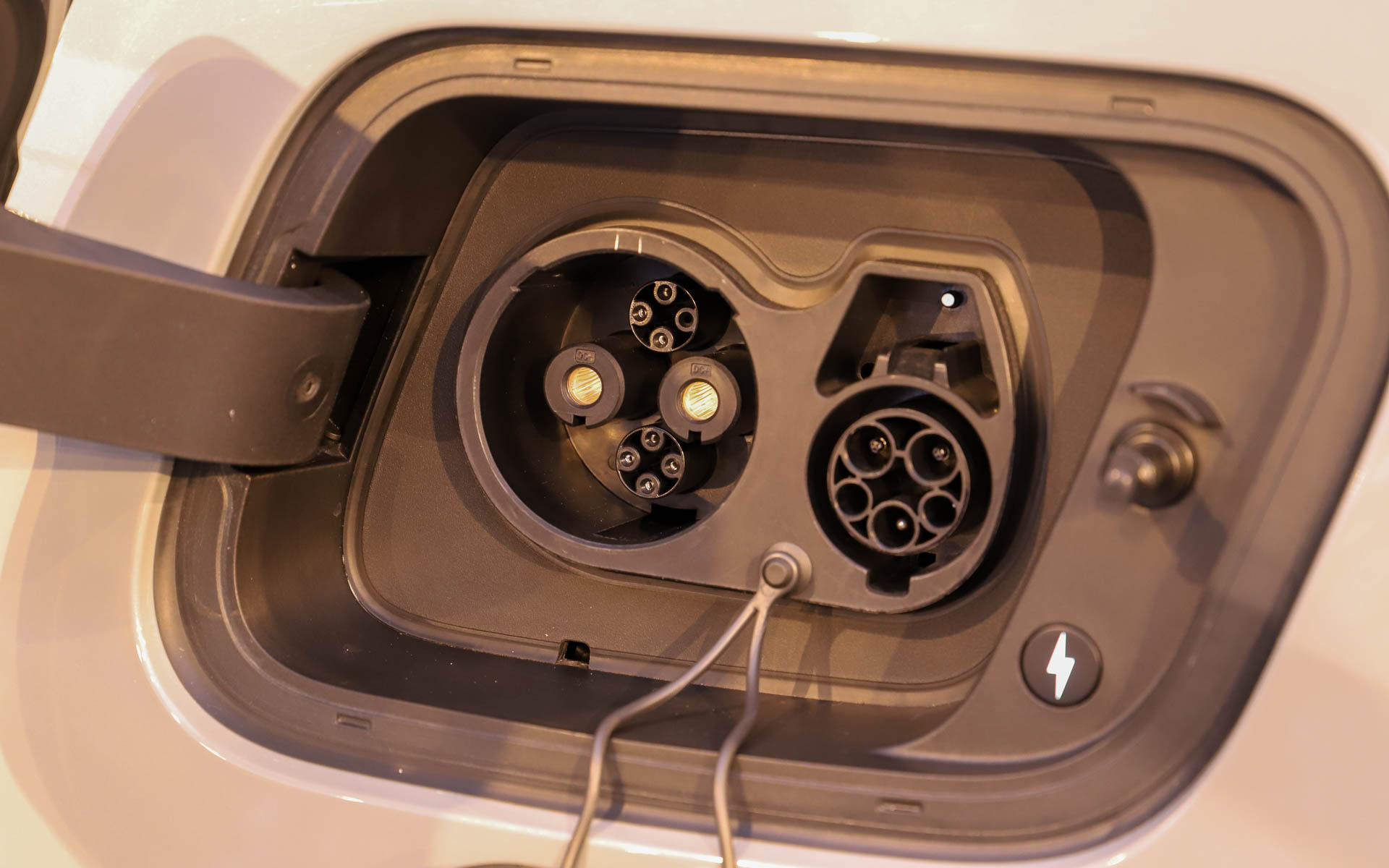 助手席側リアフェンダーに充電口を配置