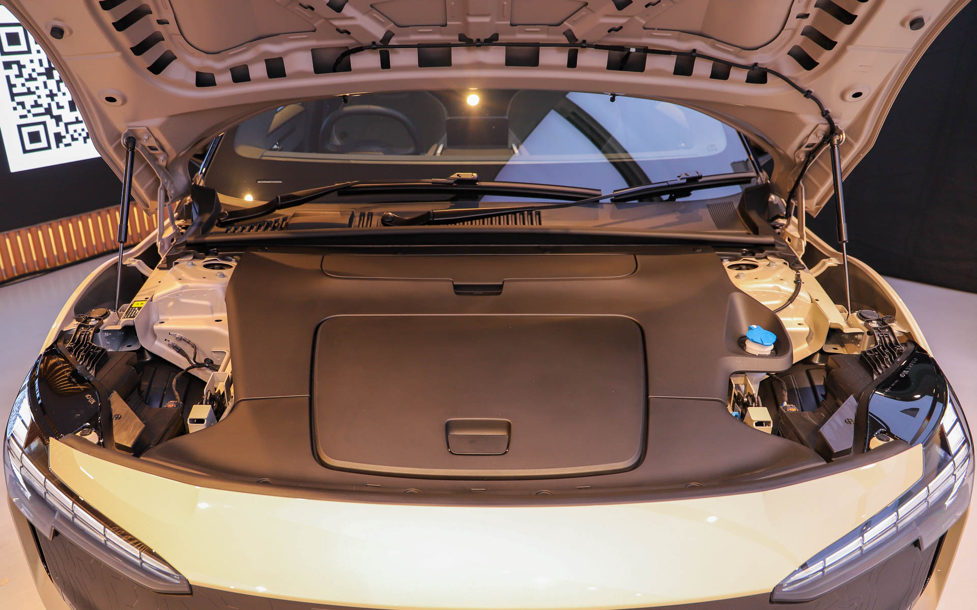 ボンネットには充電ケーブルを収納