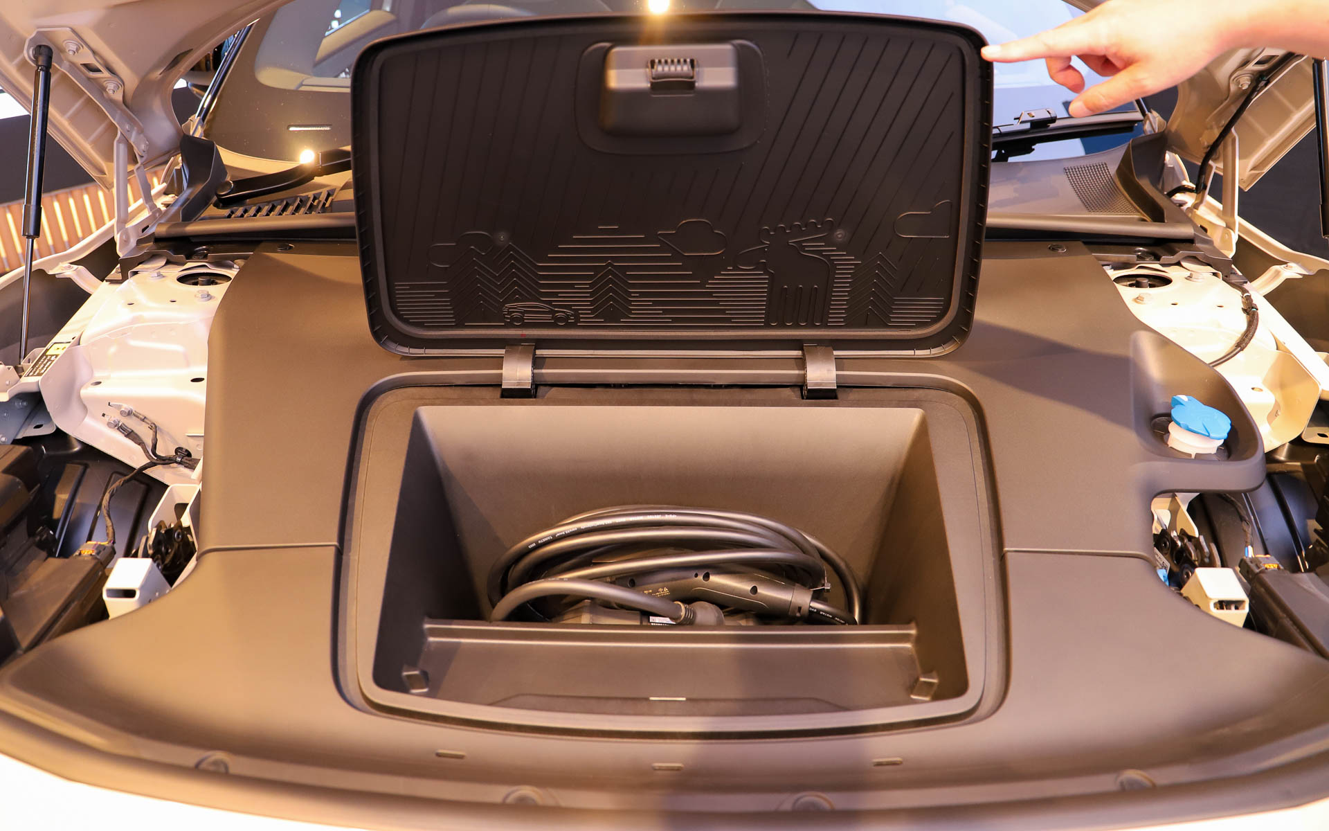 ボンネットには充電ケーブルを収納