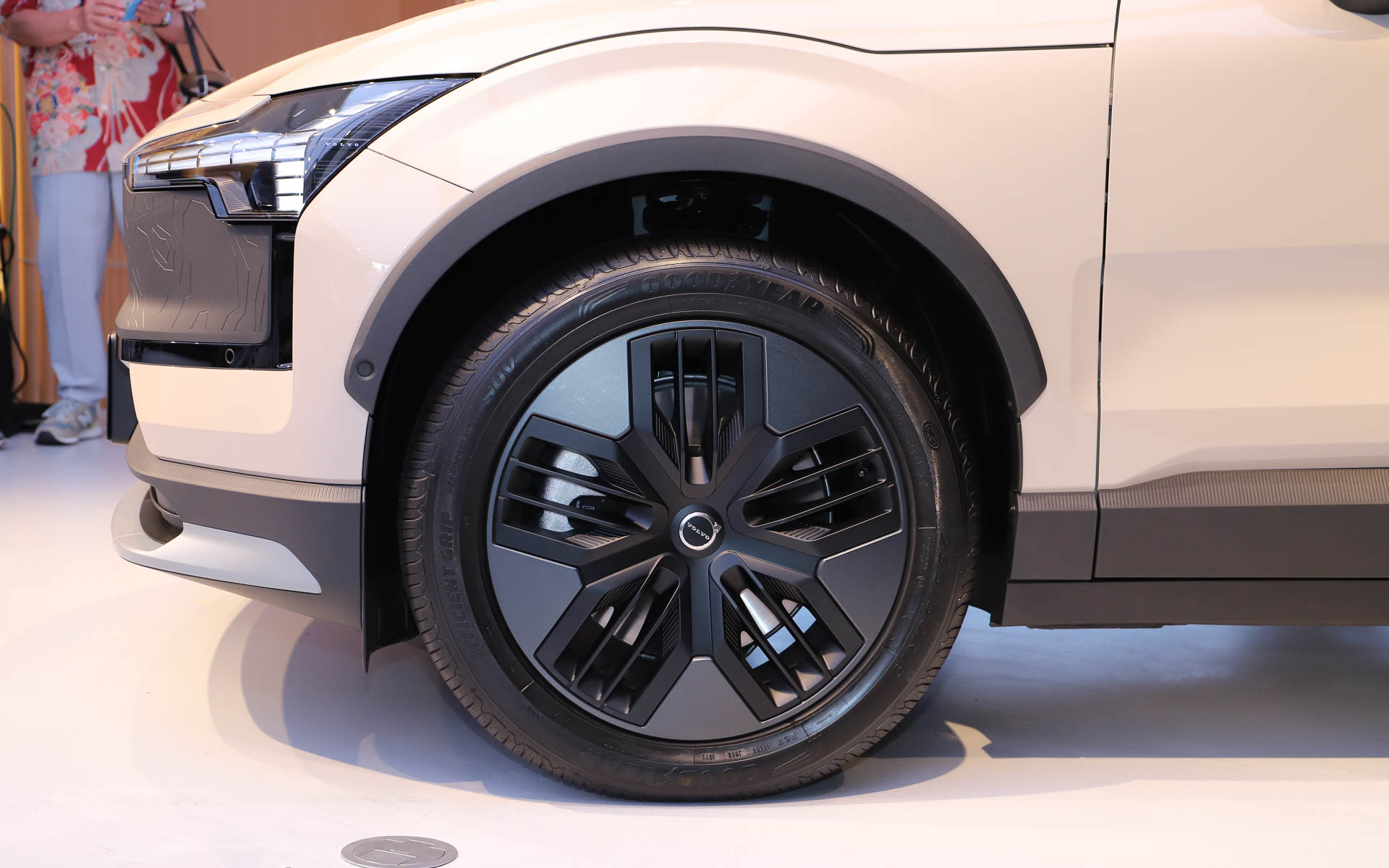 19インチ 5スポーク マットグラファイト/マットブラックホイールを標準装備。タイヤはグッドイヤー「EfficientGrip Performance SUV」（235/50R19）