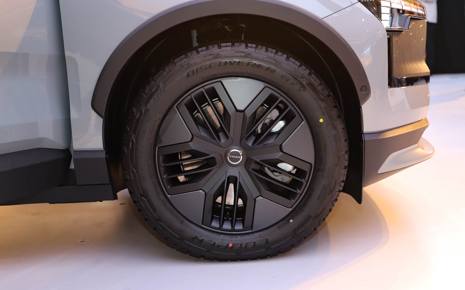 アクセサリーに18インチのオールテレーンタイヤセットを用意。装着タイヤはCOOPER「DISCOVERER ATT」（235/55R18）