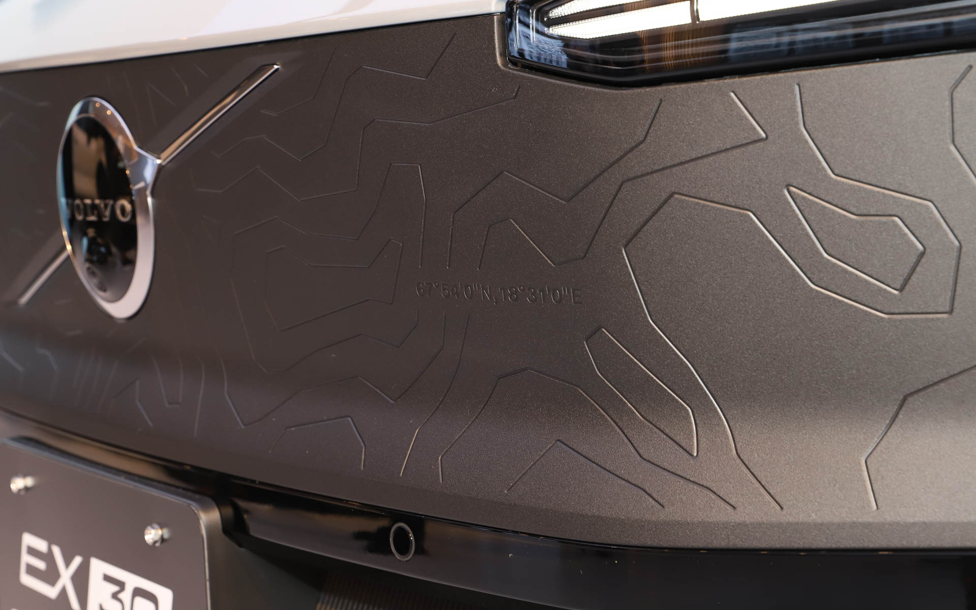 フロントグリルにはケブネカイセ山の地形をモチーフにしたアートワークを採用。刻まれている座標はケブネカイセを示すもの