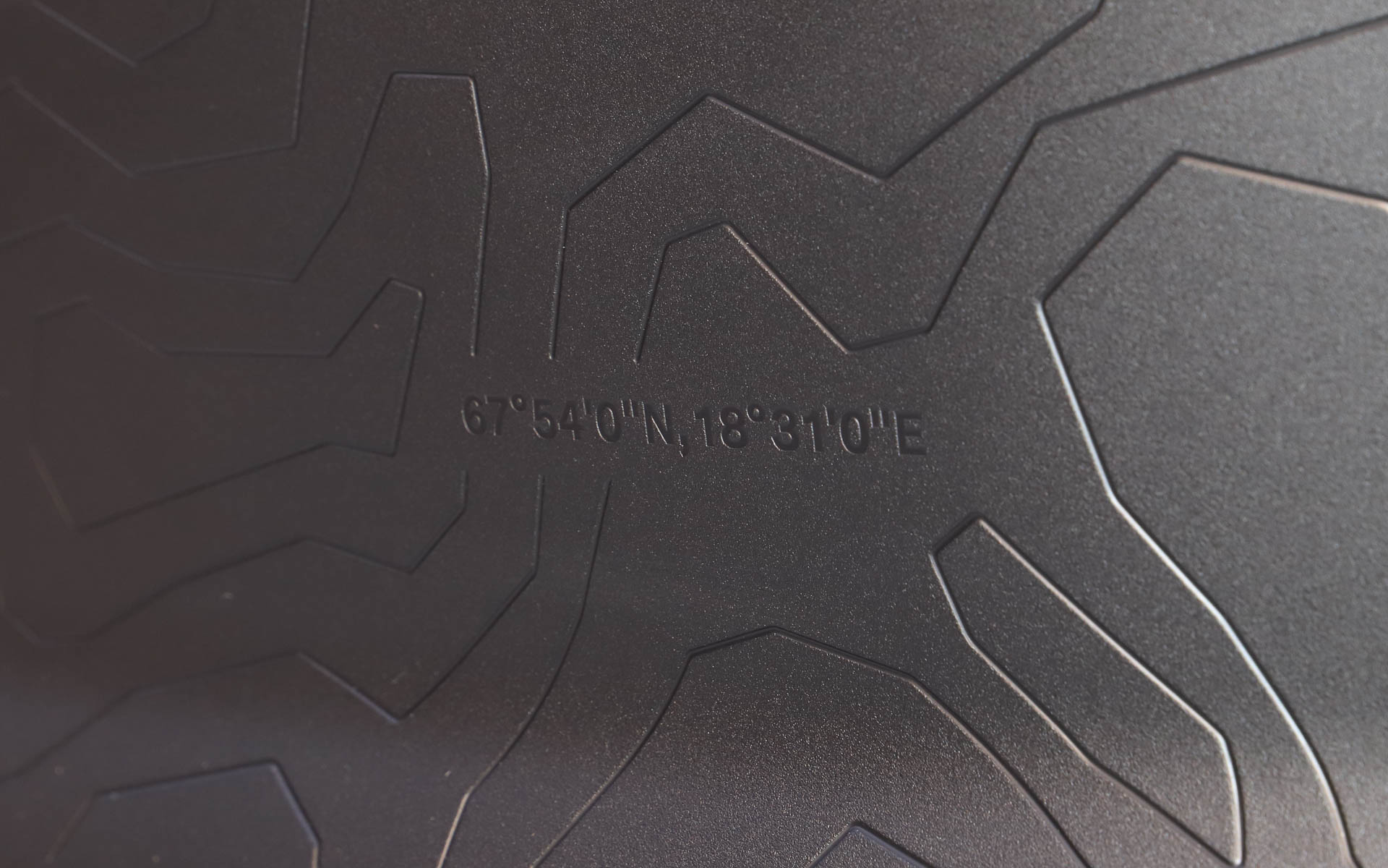 フロントグリルにはケブネカイセ山の地形をモチーフにしたアートワークを採用。刻まれている座標はケブネカイセを示すもの