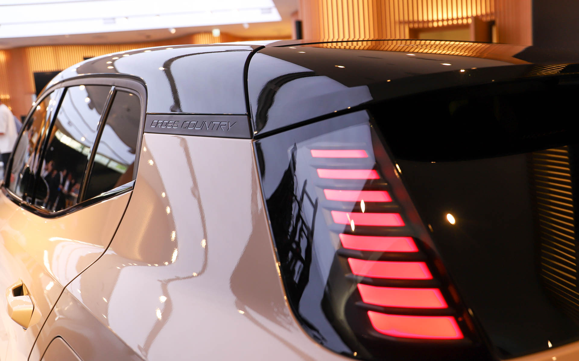 ロゴの“CROSS COUNTRY”の書体は初代から変わらないという