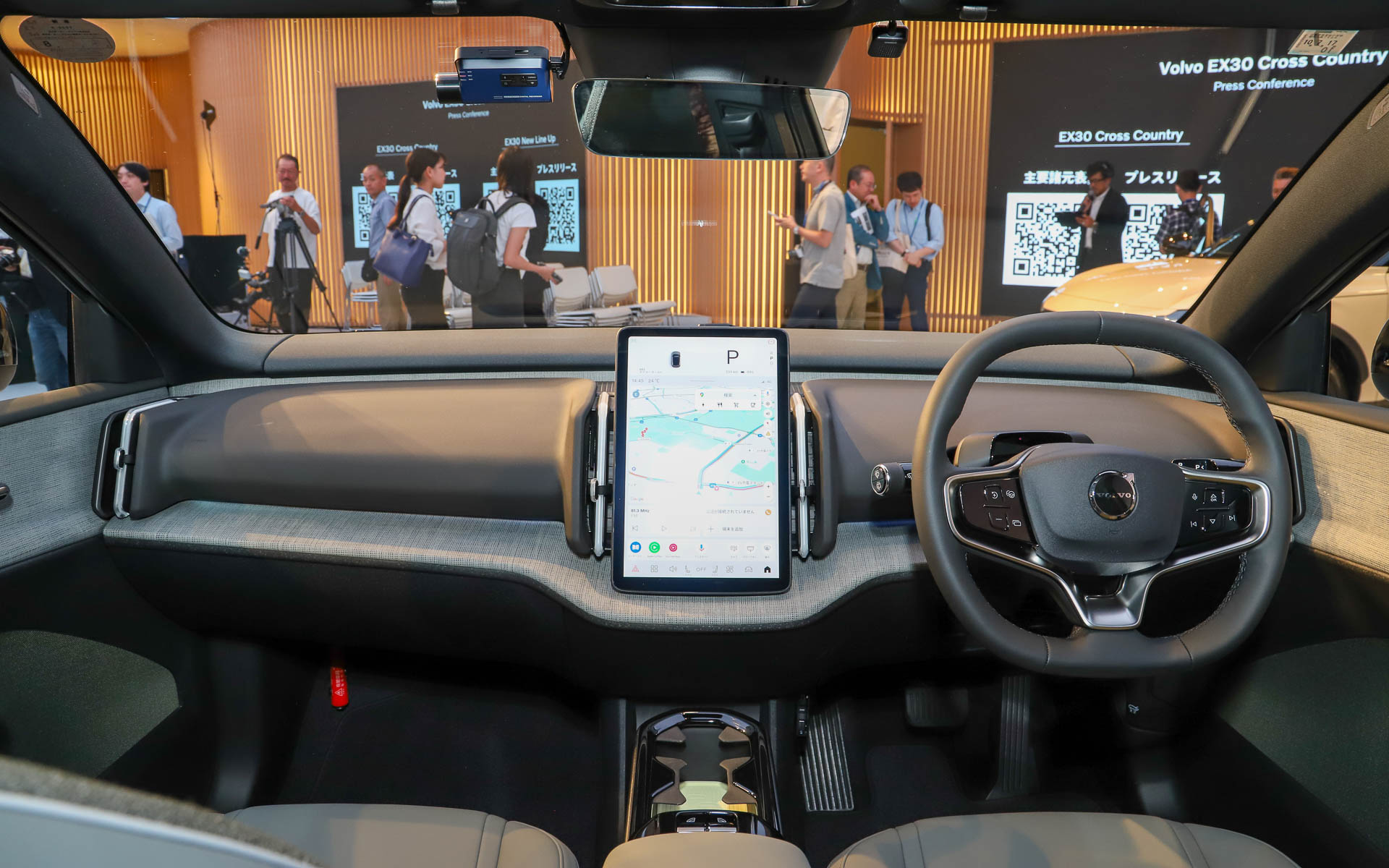 スカンジナビアンデザインのミニマリズムを表現したインパネ。12.3インチの縦型モニターのみが中央に配置される