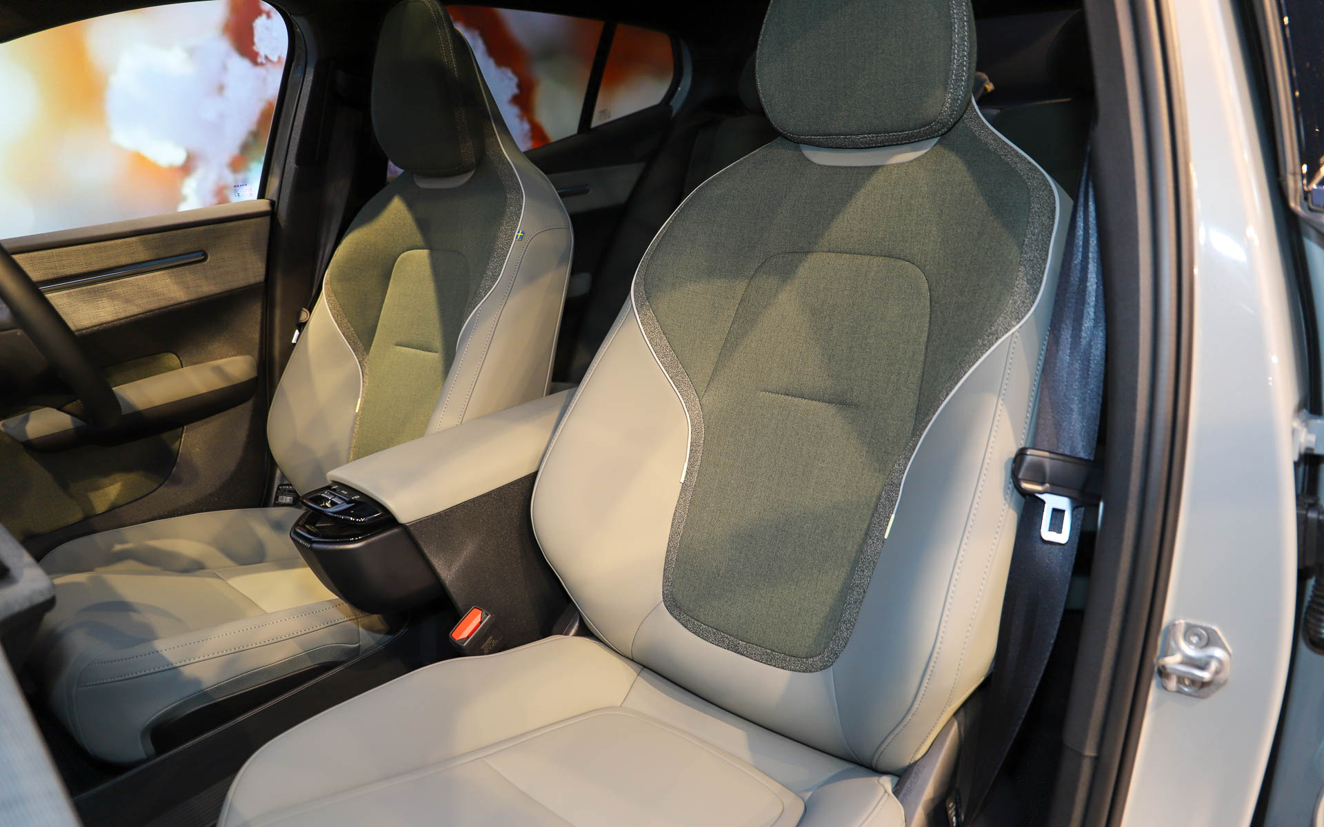 シートは、ウールと再生ポリエステルを配合したテイラード・ウールブレンド素材と、リサイクル素材とバイオ由来素材で構成されるノルディコのコンビネーション