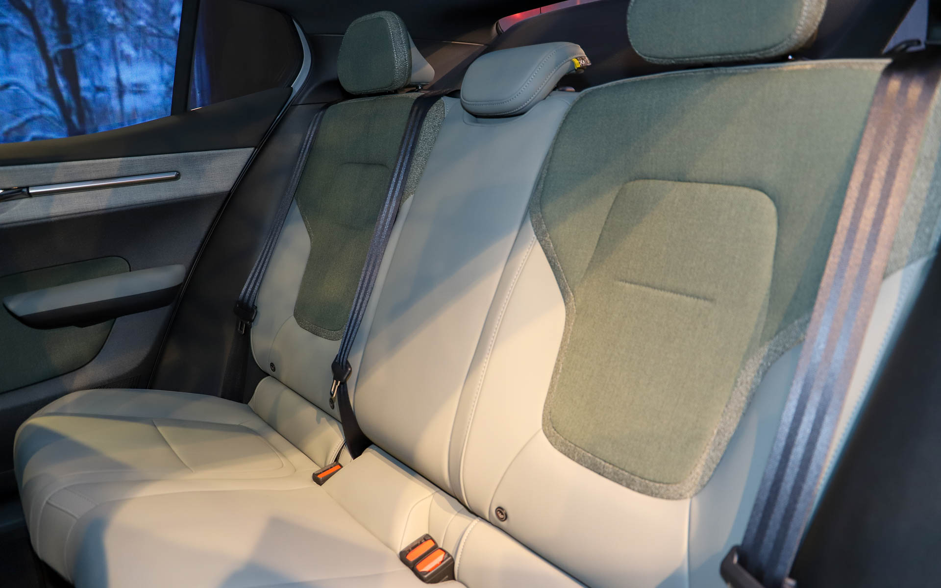 シートは、ウールと再生ポリエステルを配合したテイラード・ウールブレンド素材と、リサイクル素材とバイオ由来素材で構成されるノルディコのコンビネーション