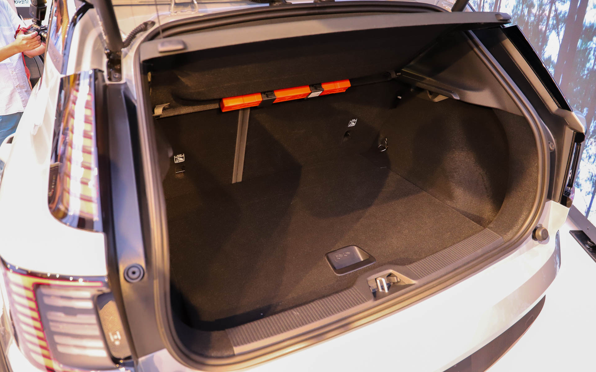 ラゲッジ。フロアボードの高さを変えられる