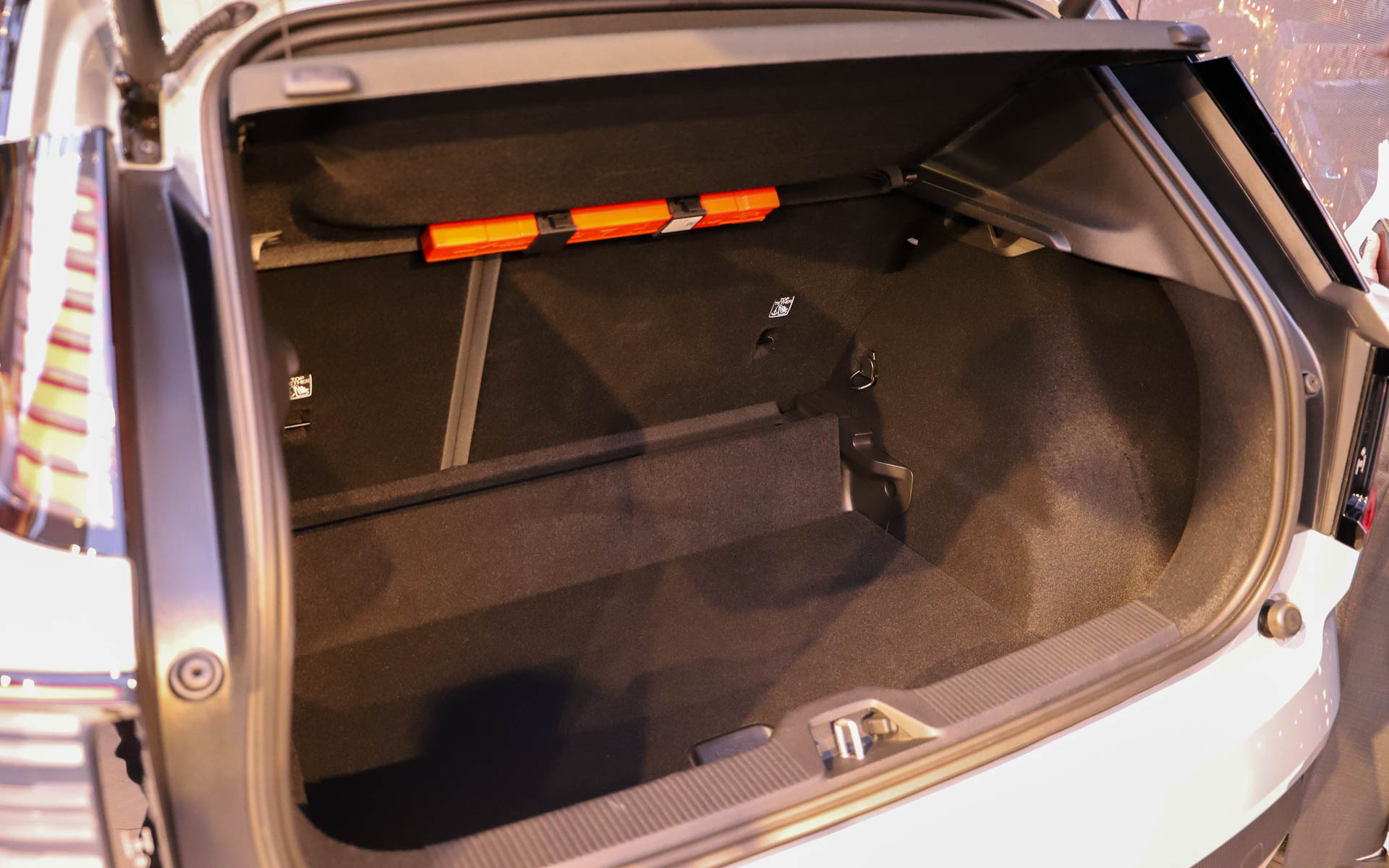 ラゲッジ。フロアボードの高さを変えられる