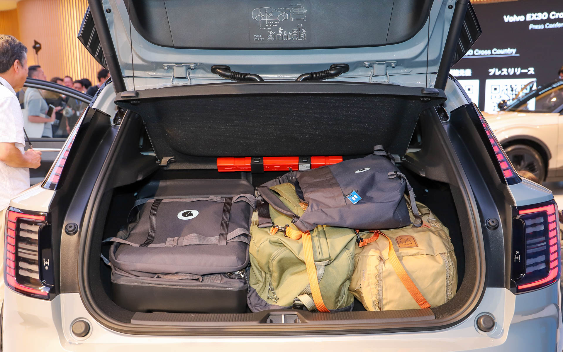 荷物を満載にした状態。大きなサイズのバックパックなども積載できる