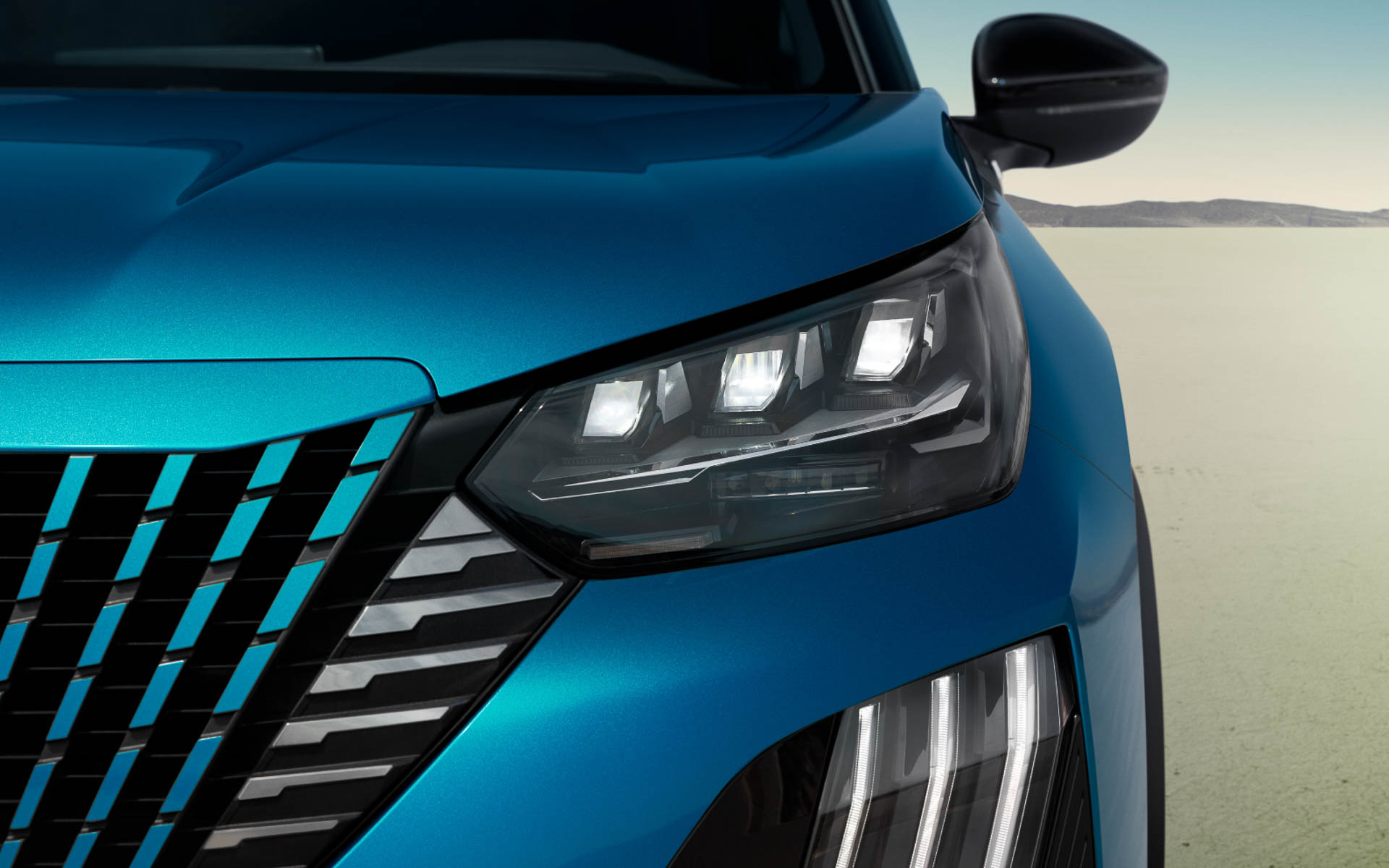 車体を立体的に見せるグリル処理やライオンのかぎ爪をイメージした3本のデイタイムライトなど、LEDを多用したハイテクでスポーティな印象を持つフロント＆リアデザインを採用