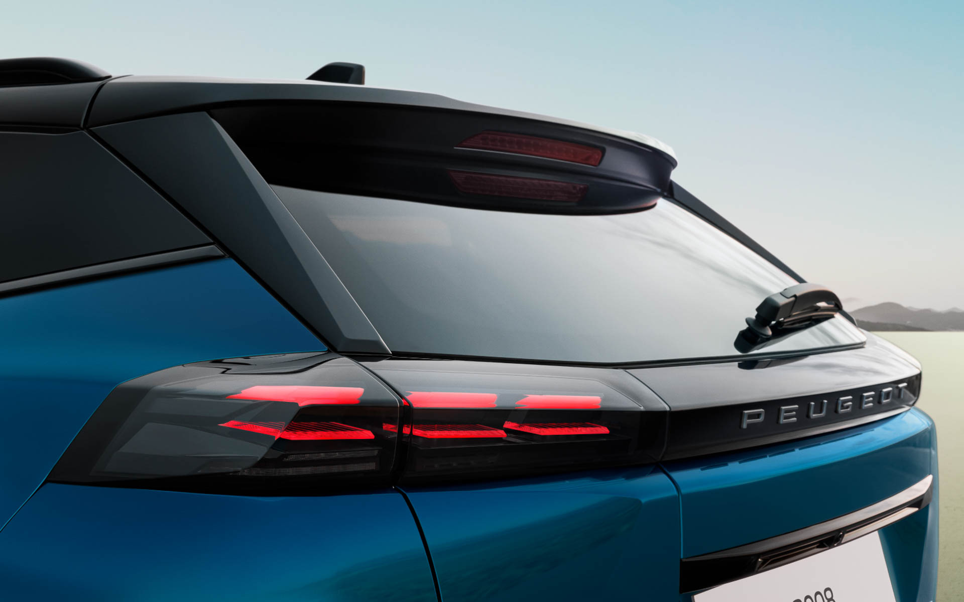 車体を立体的に見せるグリル処理やライオンのかぎ爪をイメージした3本のデイタイムライトなど、LEDを多用したハイテクでスポーティな印象を持つフロント＆リアデザインを採用