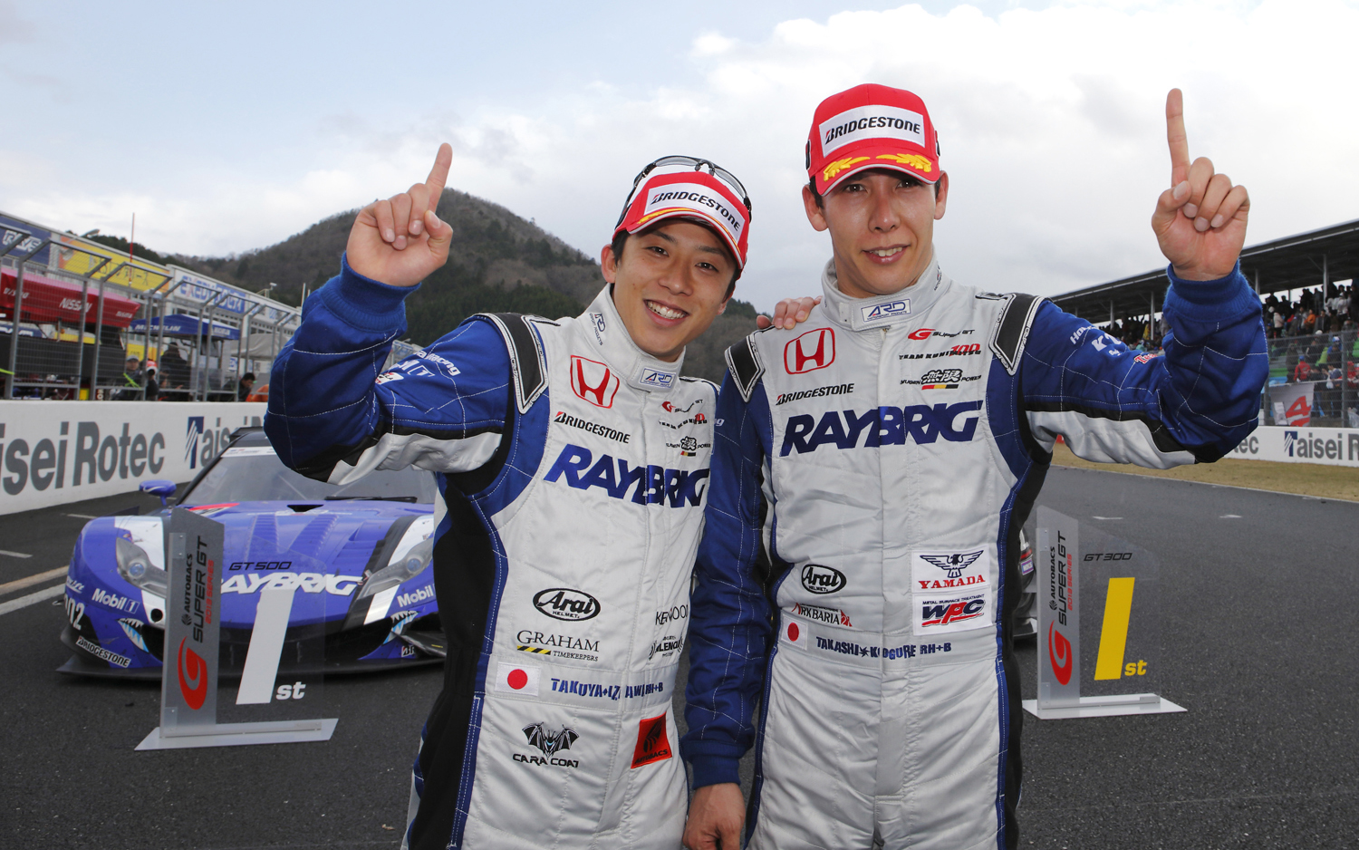 2013年のSUPER GT Rd.1 岡山国際サーキットでRAYBRIG HSV-010を駆り優勝した伊沢選手（左）