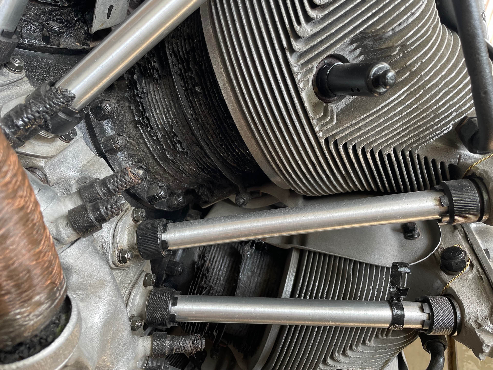 誉エンジン。精密で職人技のようなコンパクトな空冷星形18気筒、2段スーパーチャジャー。制空権を失ってからの就役で偵察は危険が多く、犠牲も増えていった