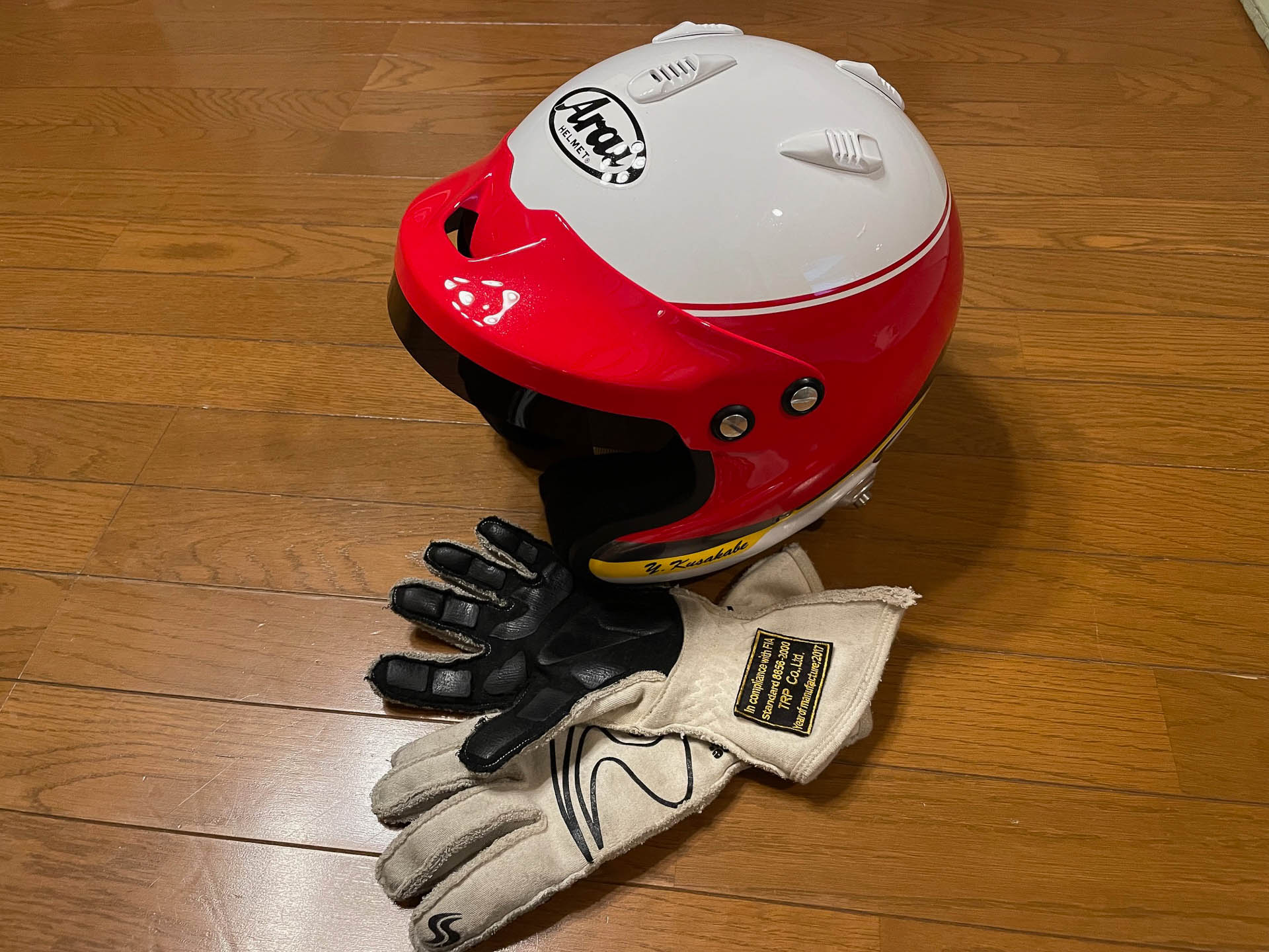 ヘルメットとグローブ。本当に久々にラリーに参加する。全くの初心者です。インカム付きのヘルメットはチームが用意してくれるのでこれはウチで留守番だ