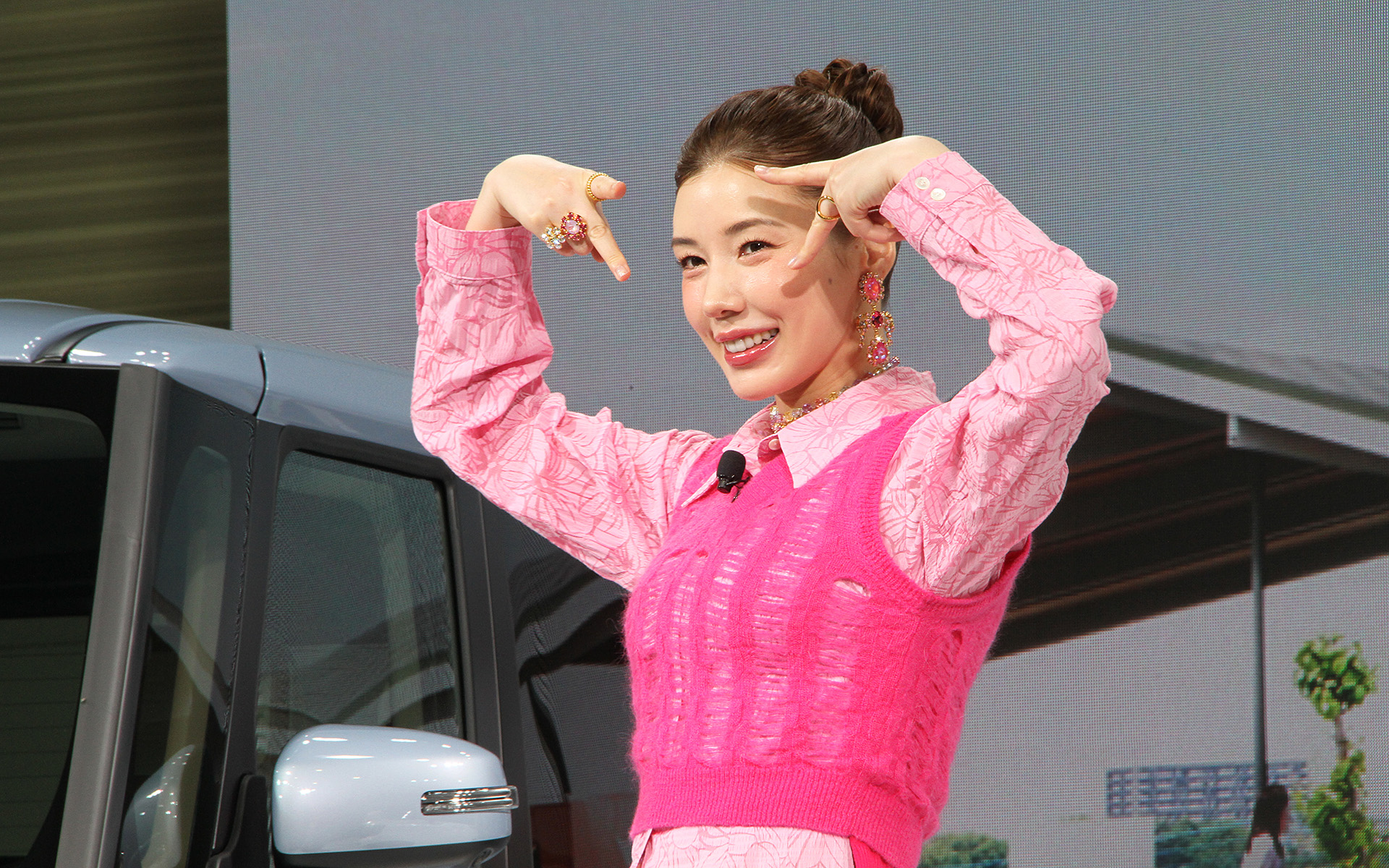 新型ルークスの新CMキャラクターを務める女優の仲里依紗さん。新型ルークスでは視界のよさ、12.3インチセンターディスプレイとGoogleとの連携などの特徴を「見えルークス！あがルークス！」というキャッチコピーで表現。新CMではこの「見えルークス！」のポーズを仲さんが決めており、先行披露会でもそのポーズを惜しみなく見せてくれた