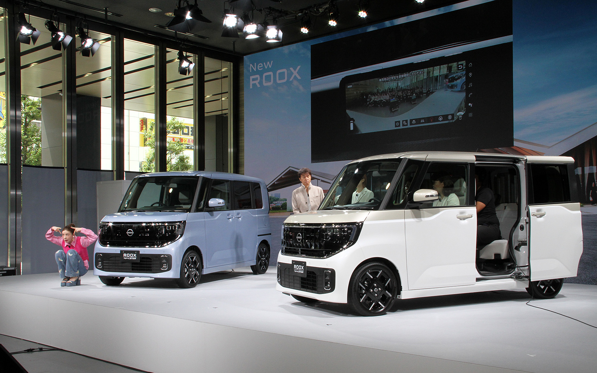 運転席から死角になるルークスの死角に仲さんが隠れ、白いルークスの車内モニターにどう映るかというデモ。フロントワイドビュー機能でみごと仲さんをキャッチした（ここでもしっかり見えルークス！ポーズ）