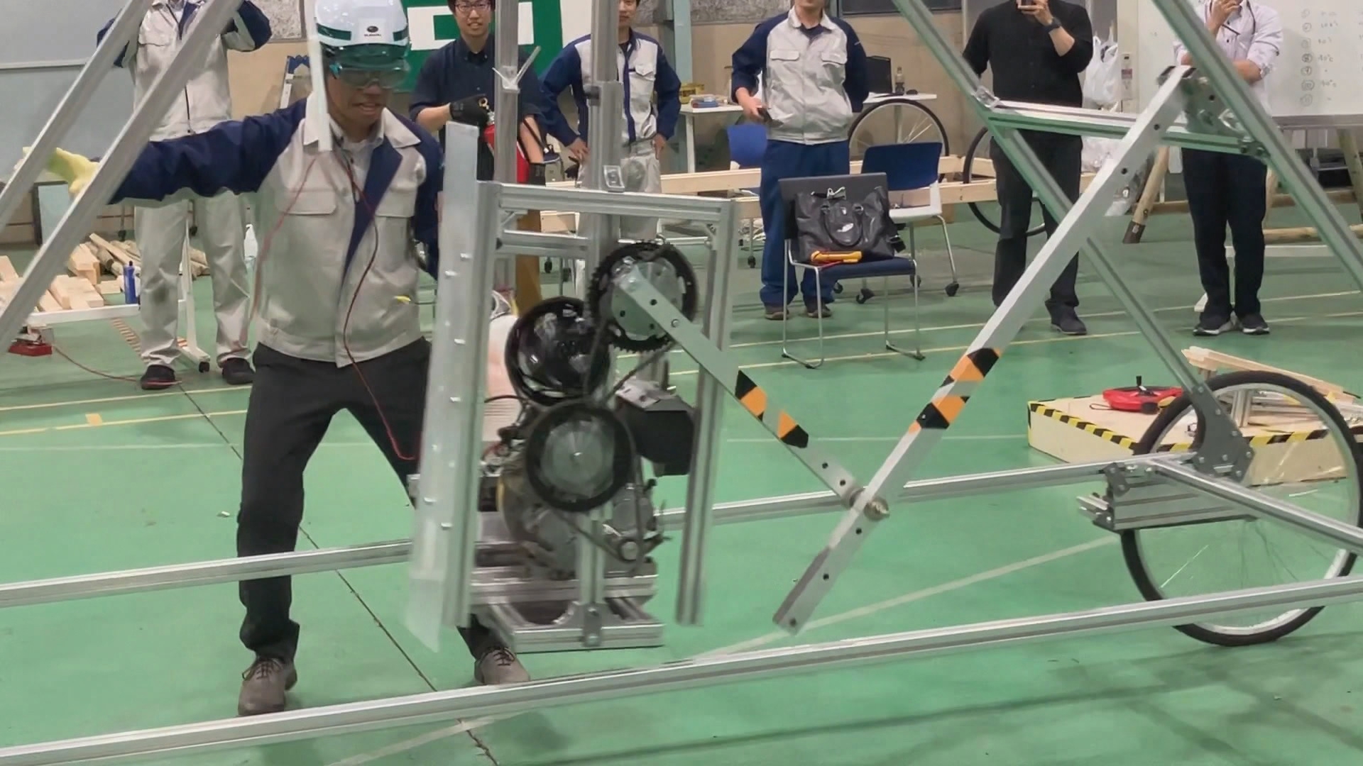 自動車企業の「Sバル」がブランコの魔改造に挑む