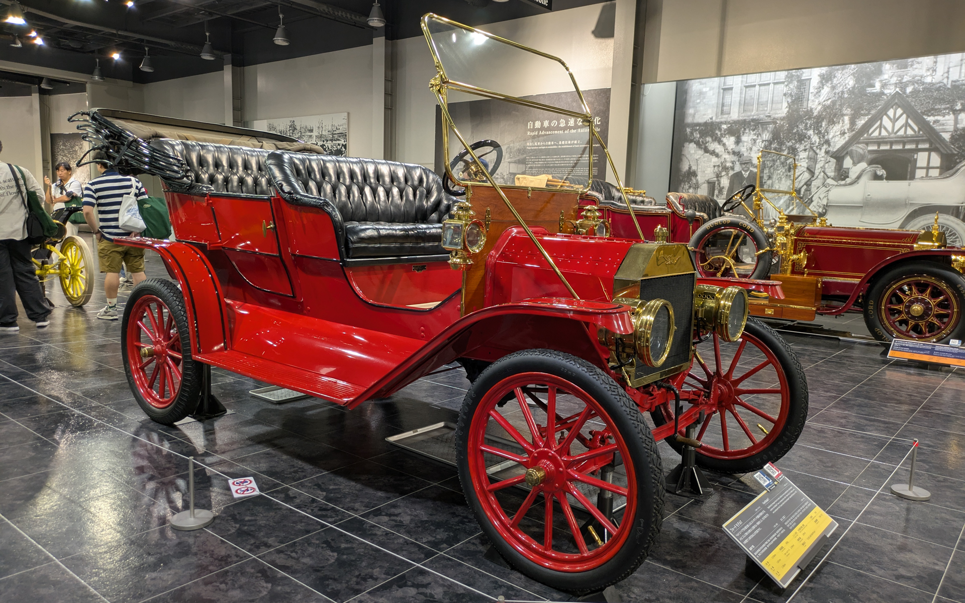 フォードの「モデルT」はベルトコンベア式の大量生産を完成させ、それまでよりコストを約3分の1に抑えることに成功。19年間で1500万台以上が生産され、自動車の大衆化に貢献したといわれている