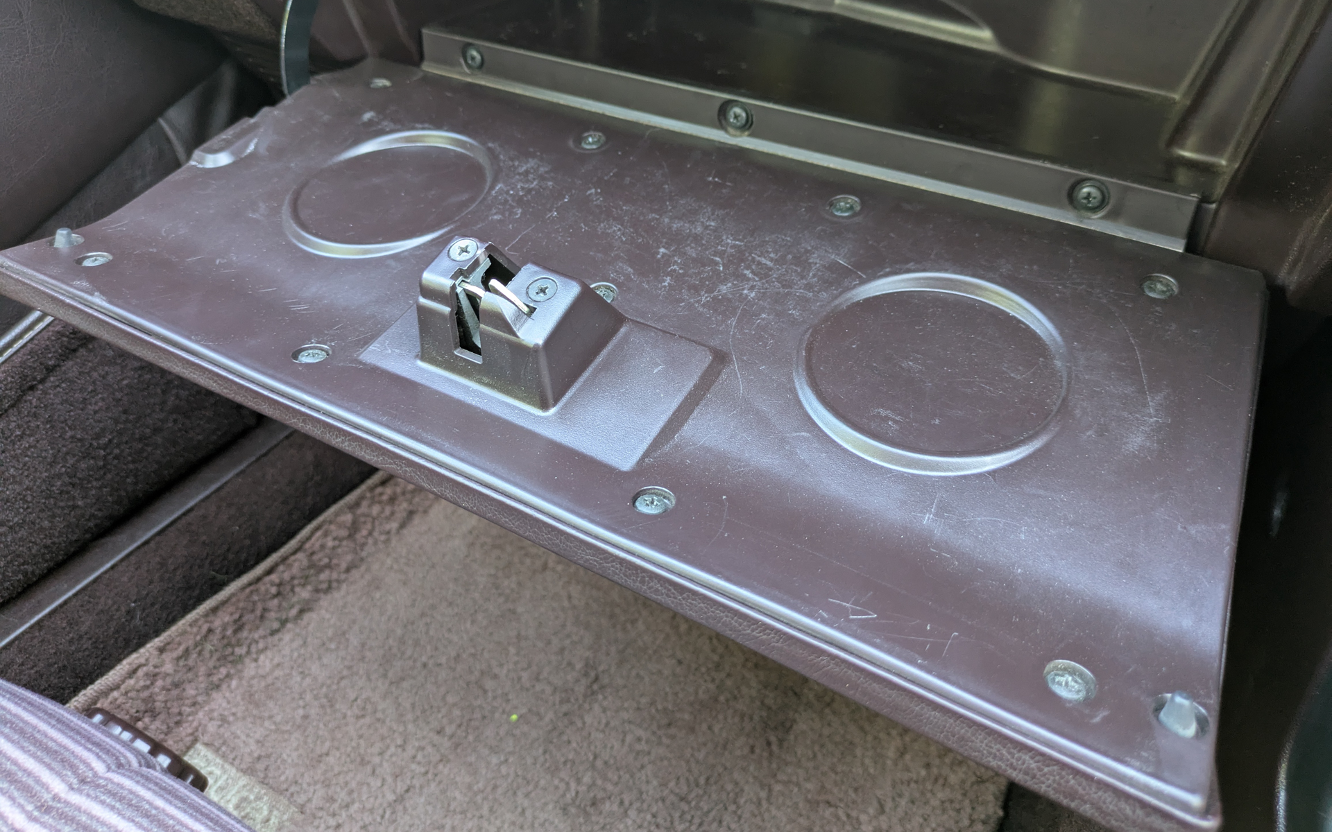 グローブボックスのふたがドリンク置き場になるなんて知らなかった