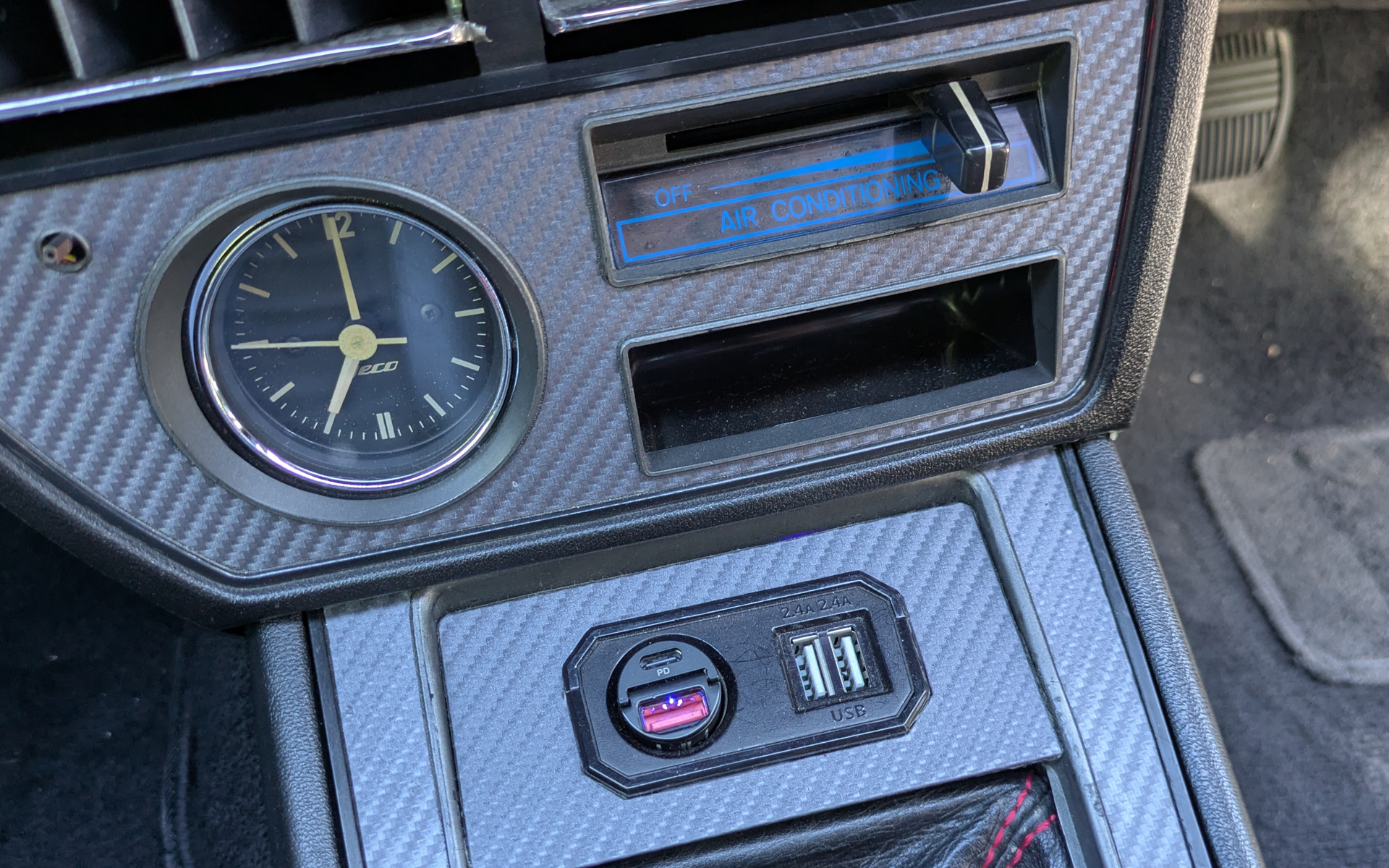 スマホ充電用のUSBポートを完備している