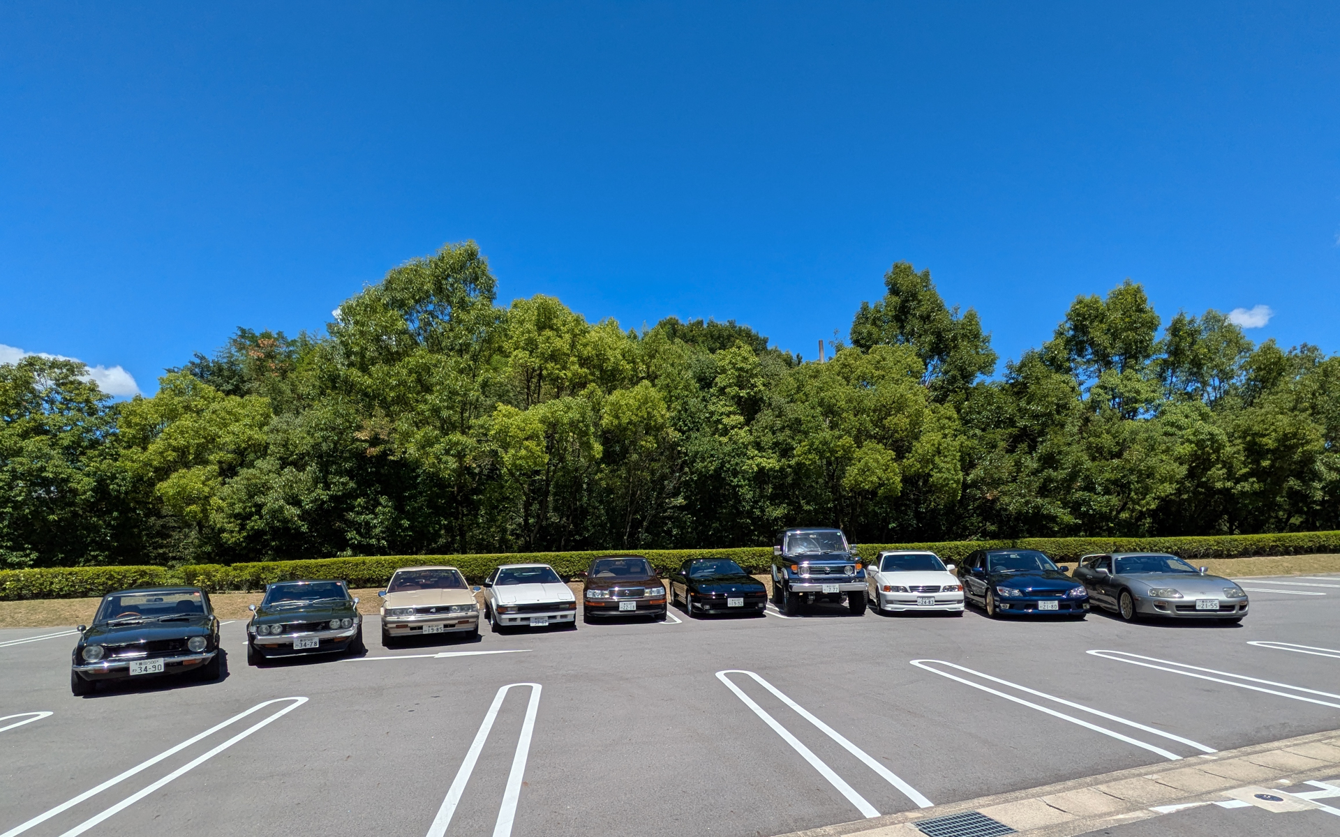 Vintage Club by KINTOが現在レンタカーとして用意しているのは、カローラレビン（TE27）、セリカLB（リフトバック）、ソアラ2.8GTリミテッド、セリカXX2000GT、セルシオB仕様、スープラ（70型＆80型）、ランドクルーザー70型、チェイサーツアラーV、アルテッツァの計10台。過去にはセリカGT-FOUR、セリカ1600GT、トヨタスポーツ800、スターレット1300S、MR2などもあった