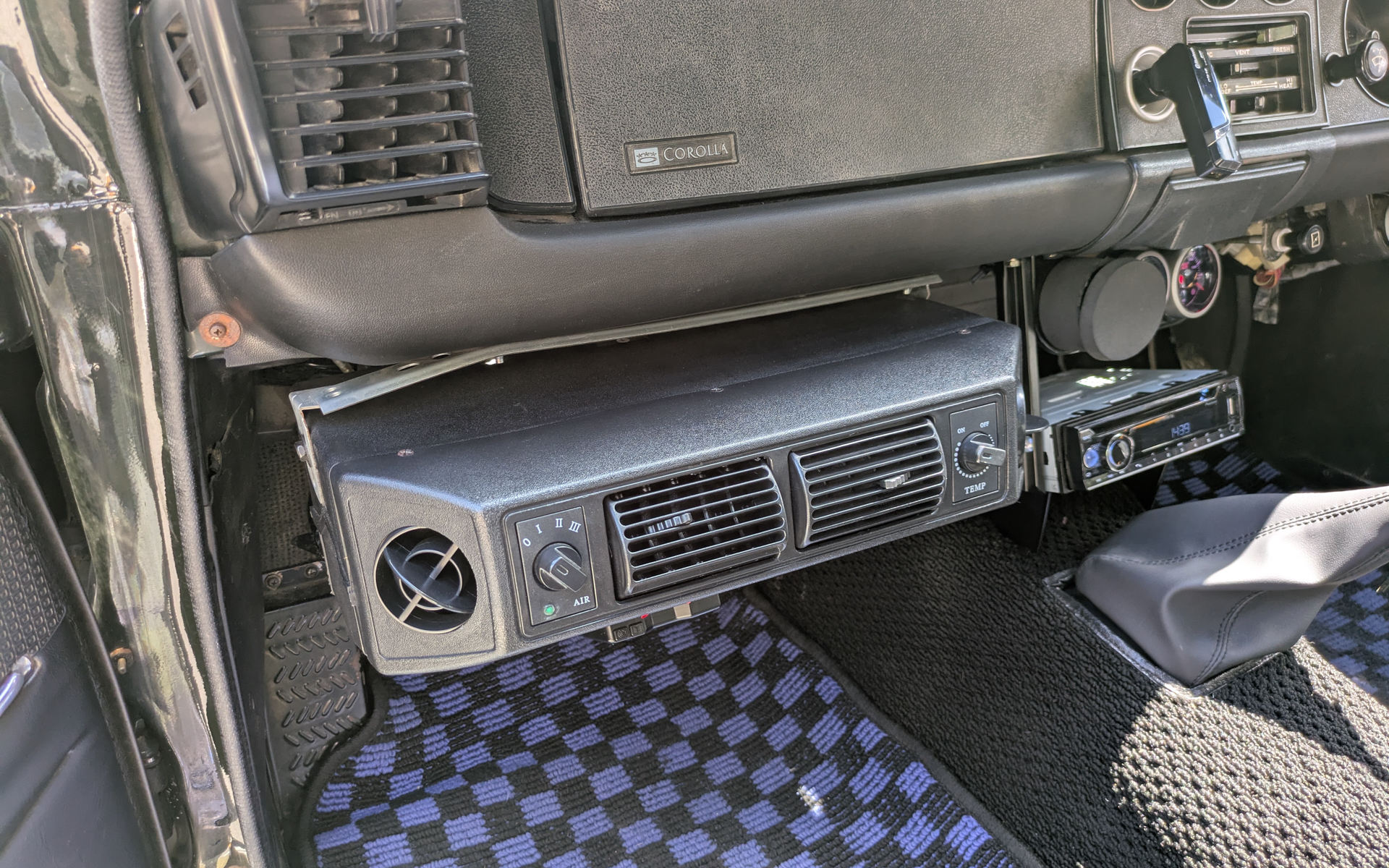 エアコンがないので、助手席に後付けクーラーを備える