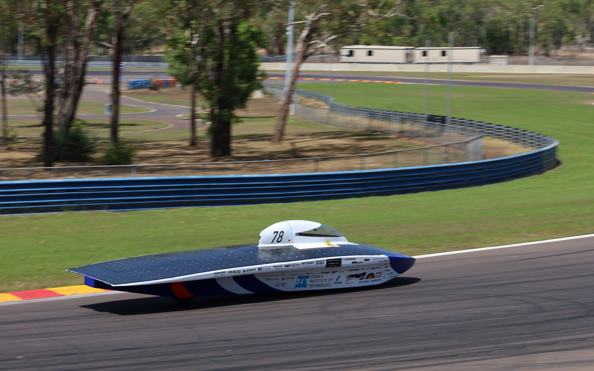 予選を走行する大阪工業大学の78号車「scewera（シウィラ）」