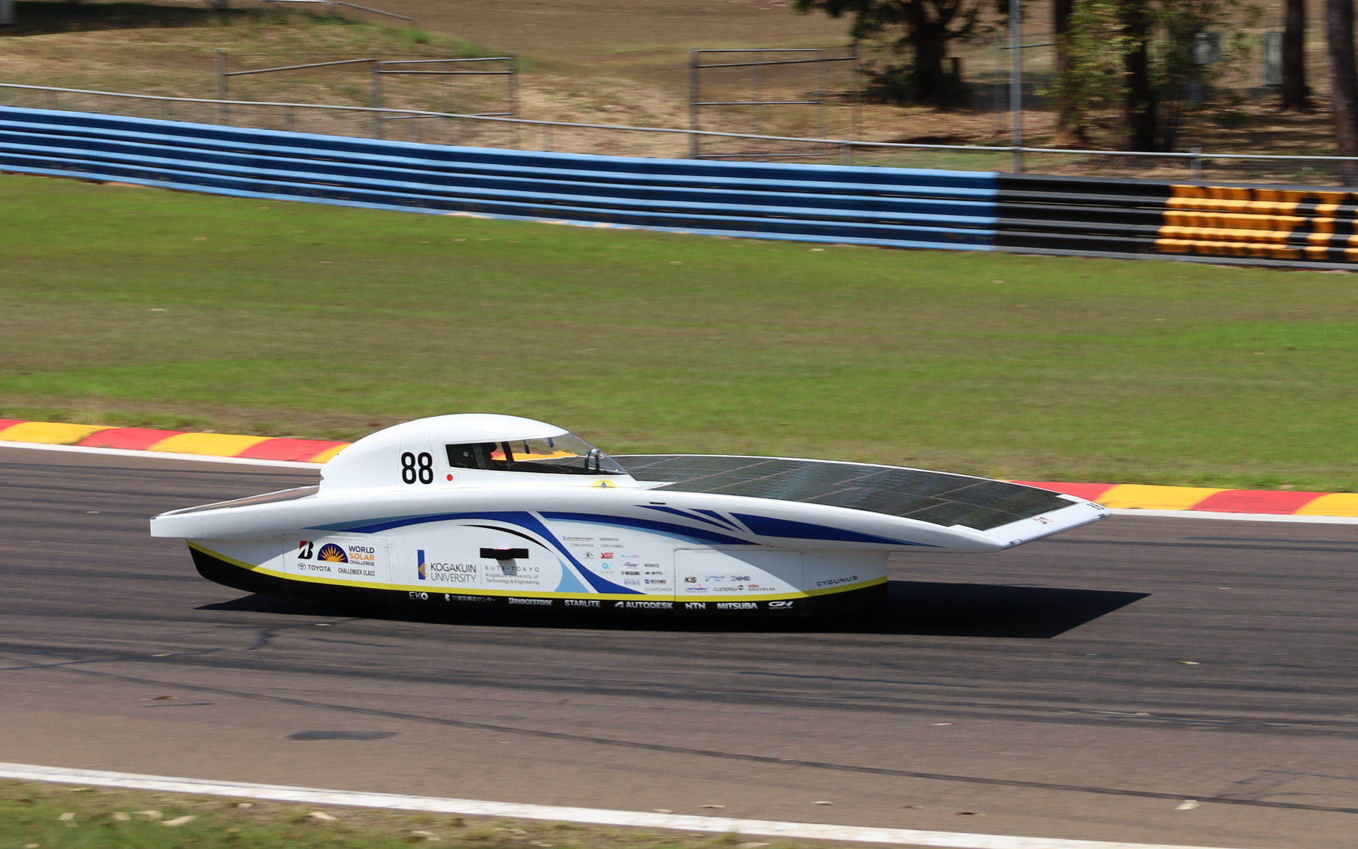 予選を走行する工学院大学の88号車「CYGNUS（シグナス）」