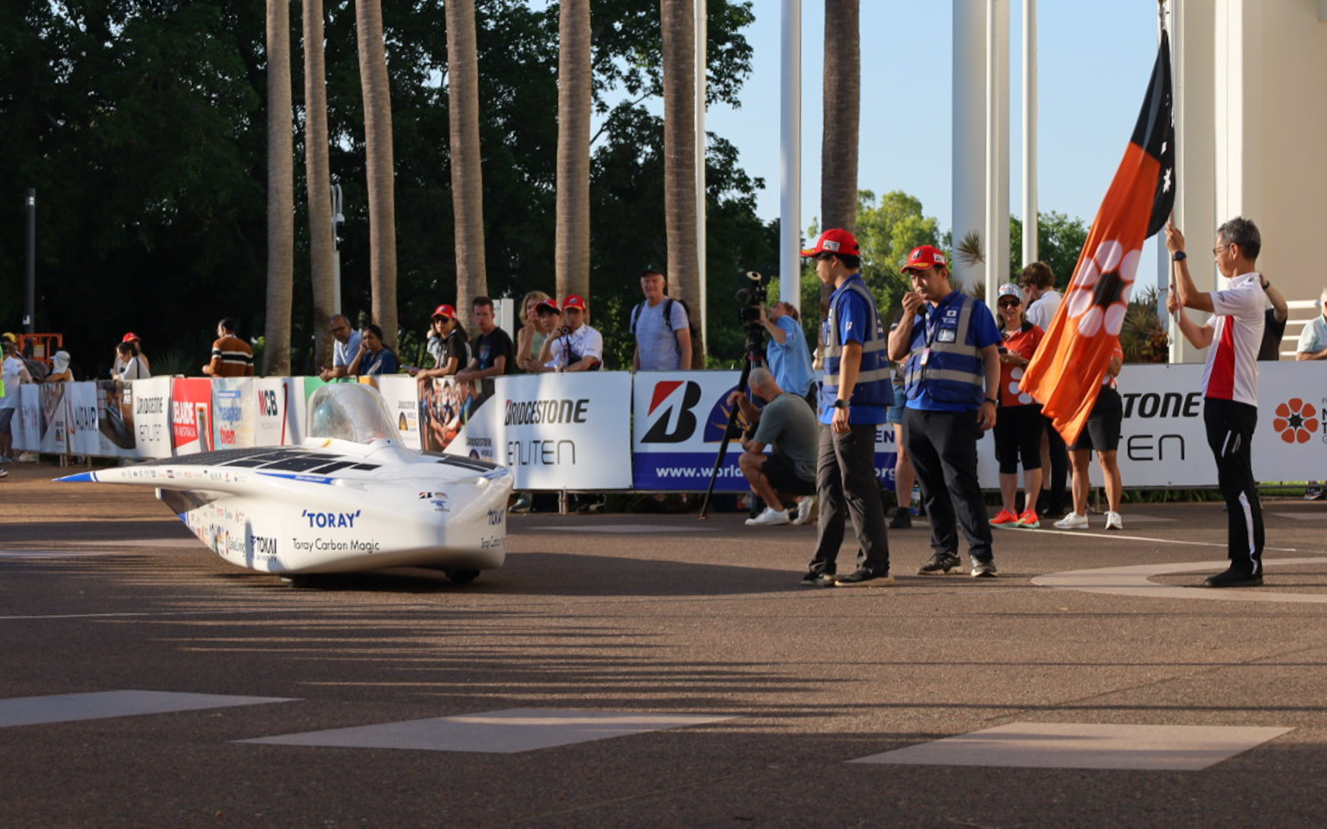 スタートポイントから出発する東海大学ソーラーカーチームの10号車「Tokai Challenger」
