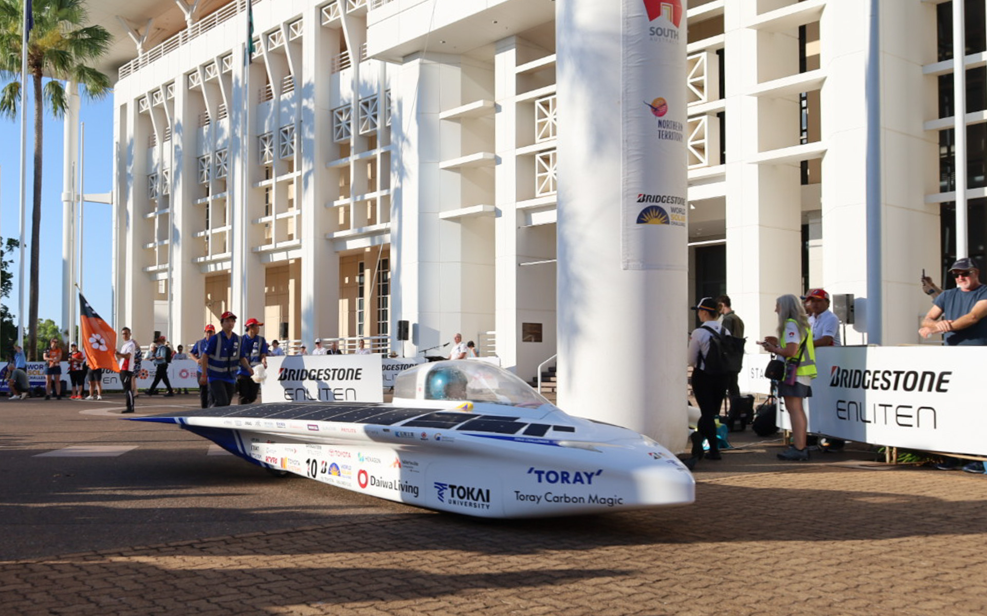 オーストラリア北部の都市「ダーウィン」から南部の都市「アデレード」までの約3000kmを総走行時間で競うソーラーカーレースがスタートした