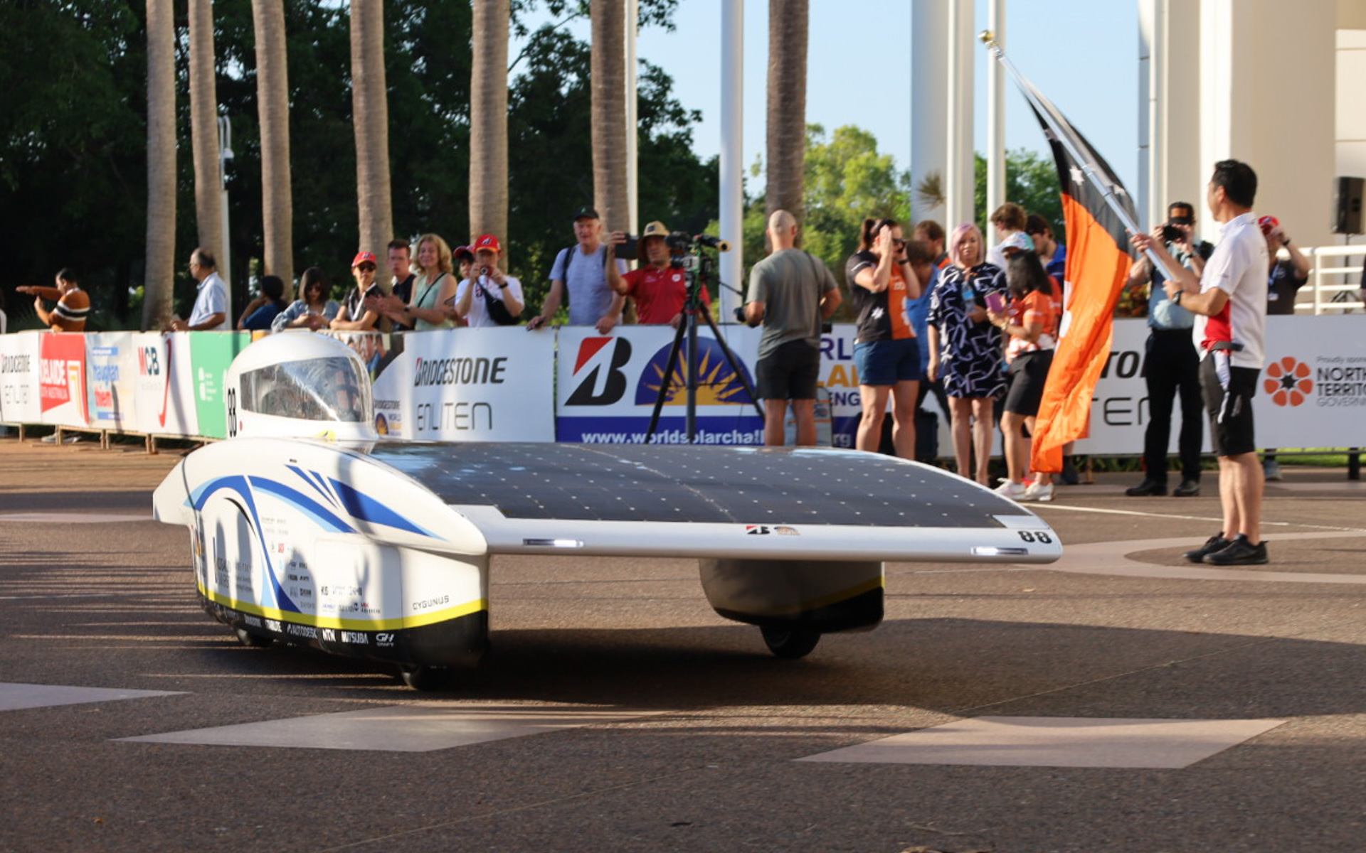 スタート地点を出発する工学院大学の88号車「CYGNUS（シグナス）」