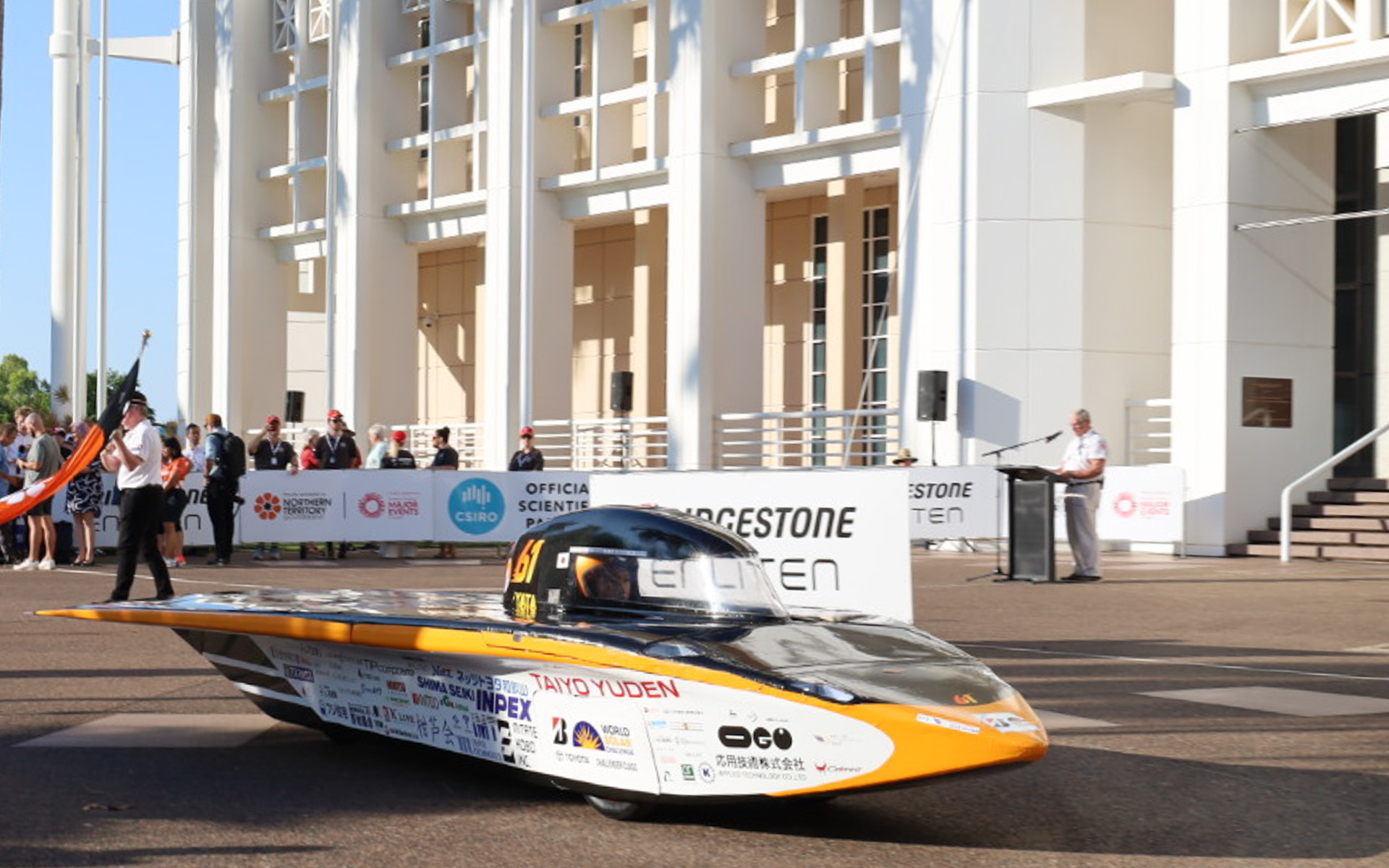 スタート地点を出発する和歌山大学の61号車「YATA（ヤタ）」