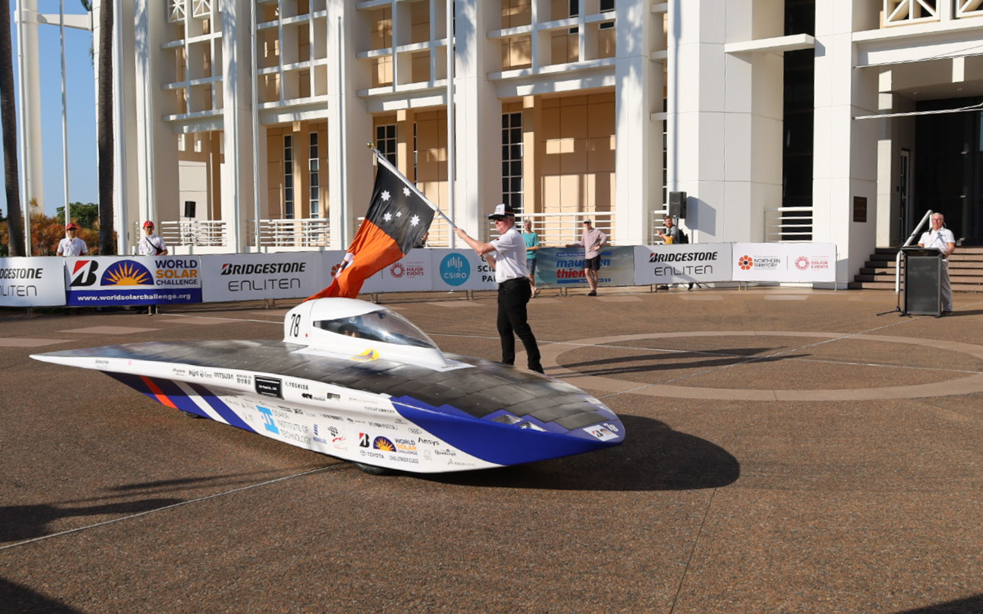 ボディの修復を終えて出発する大阪工業大学の78号車「scewera（シウィラ）」