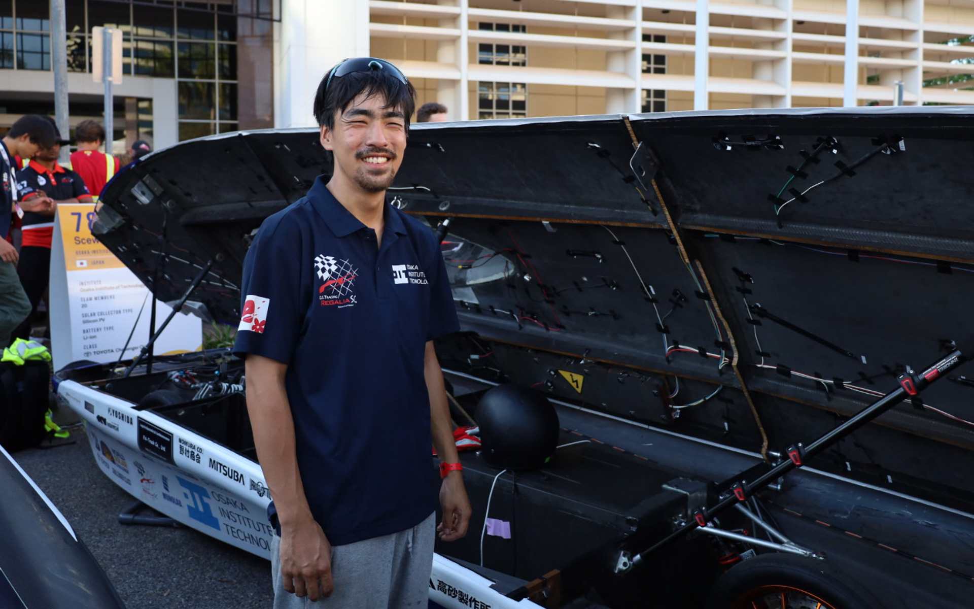 出発前にインタビューに応える大阪工業大学のチーム代表 宮大岳さん