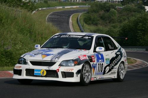 2007年にニュル24時間に参戦したGAZOO Racingのアルテッツァ（画像は<a href="https://gazoo.com/feature/morizo/morizo-blog/07/06/08/" class="n" target="_blank">モリゾウのドライバー挑戦記</a>）より