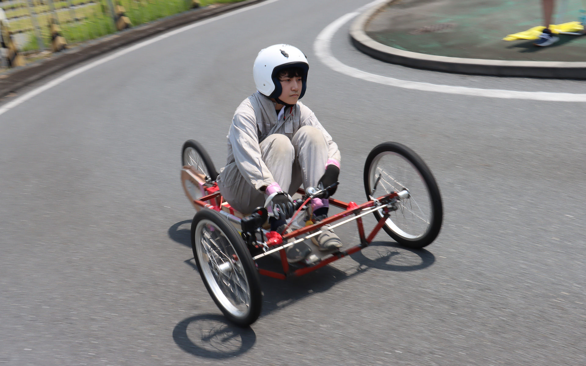 競技中のコース走行シーン。参加回数の多い常連チームは、先輩たちから受け継ぎ磨き上げられたマシンの完成度も高く、速いペースでコース幅を大きく使いながら駆け抜けていた