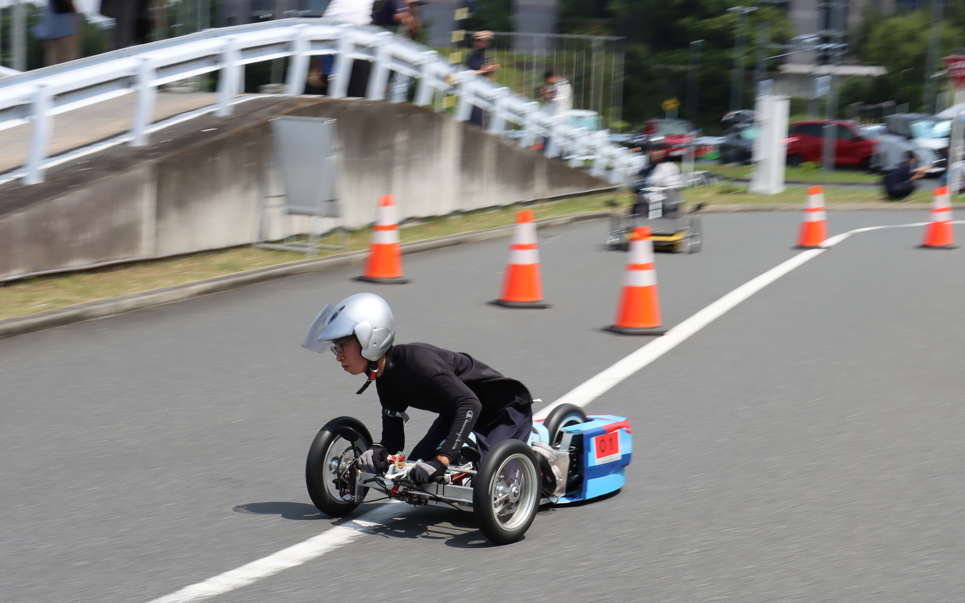 競技中のコース走行シーン。参加回数の多い常連チームは、先輩たちから受け継ぎ磨き上げられたマシンの完成度も高く、速いペースでコース幅を大きく使いながら駆け抜けていた