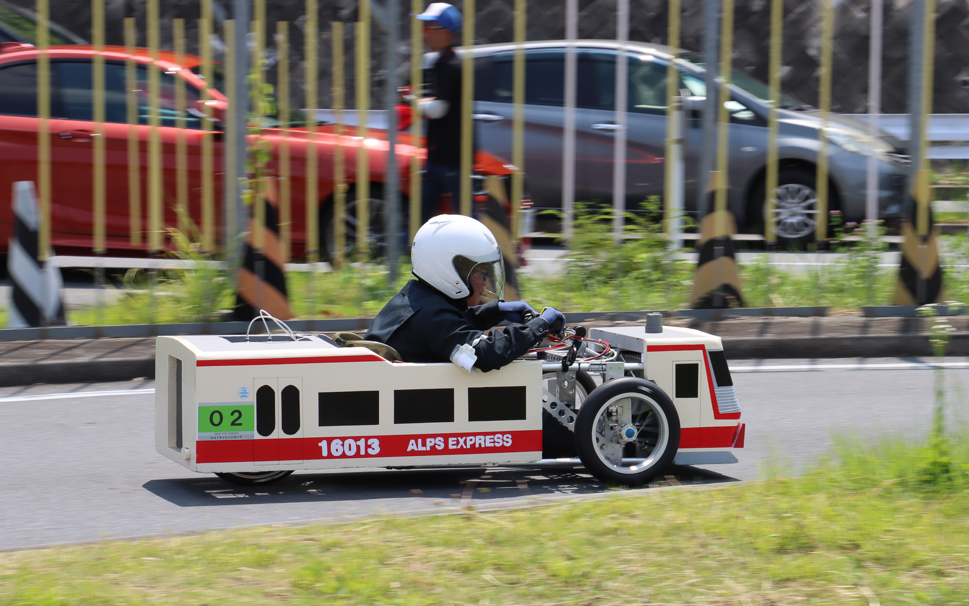 競技中のコース走行シーン。参加回数の多い常連チームは、先輩たちから受け継ぎ磨き上げられたマシンの完成度も高く、速いペースでコース幅を大きく使いながら駆け抜けていた