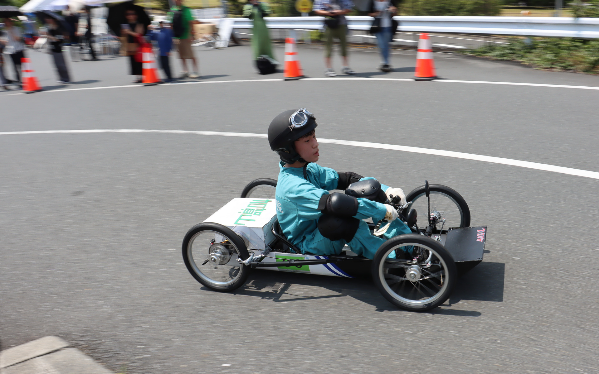 競技中のコース走行シーン。参加回数の多い常連チームは、先輩たちから受け継ぎ磨き上げられたマシンの完成度も高く、速いペースでコース幅を大きく使いながら駆け抜けていた