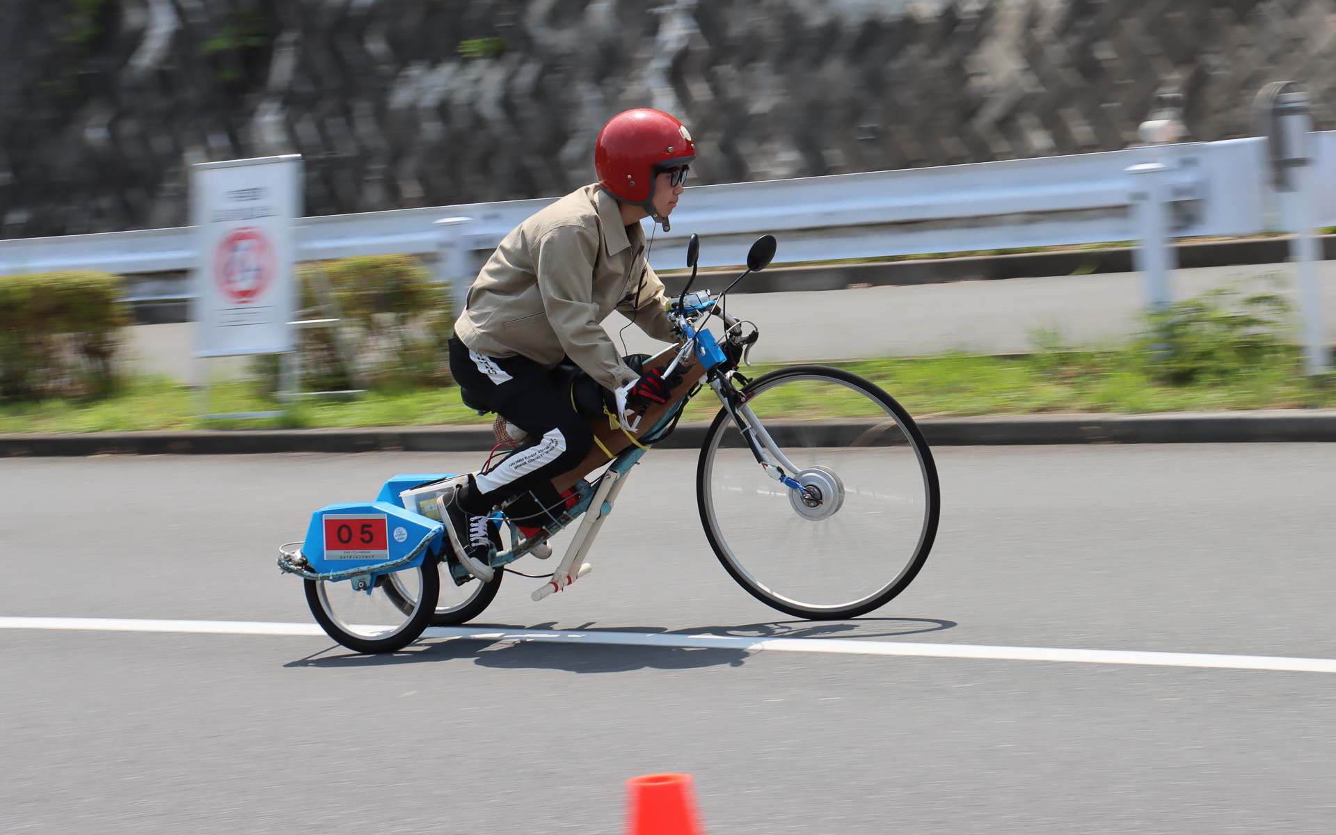競技中のコース走行シーン。参加回数の多い常連チームは、先輩たちから受け継ぎ磨き上げられたマシンの完成度も高く、速いペースでコース幅を大きく使いながら駆け抜けていた